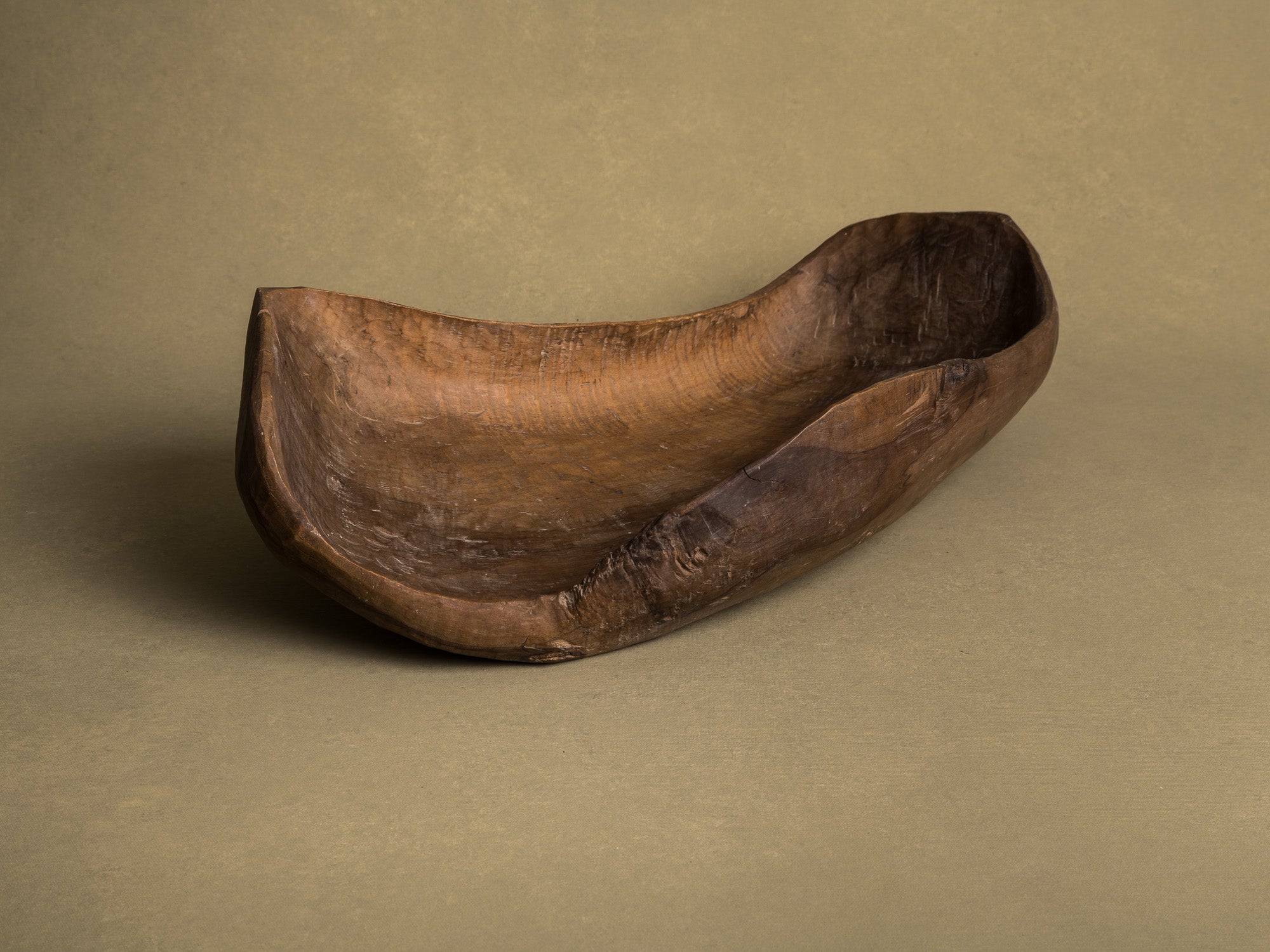 Coupe monoxyle normande en noyer, art paysan, France (XIXe siècle)..Free form carved Norman walnut wooden bowl, Peasant art, France (19th century)