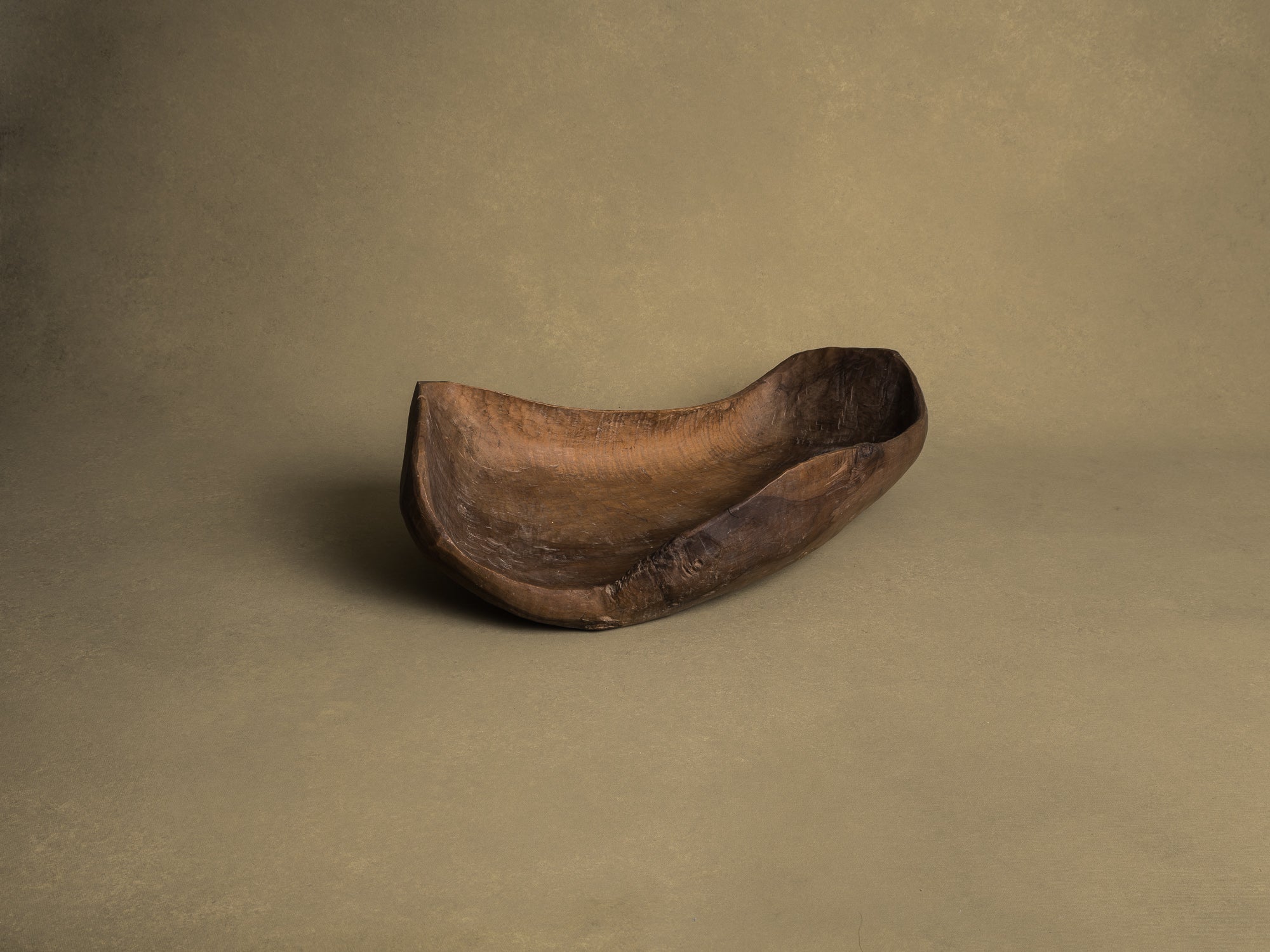 Coupe monoxyle normande en noyer, art paysan, France (XIXe siècle)..Free form carved Norman walnut wooden bowl, Peasant art, France (19th century)