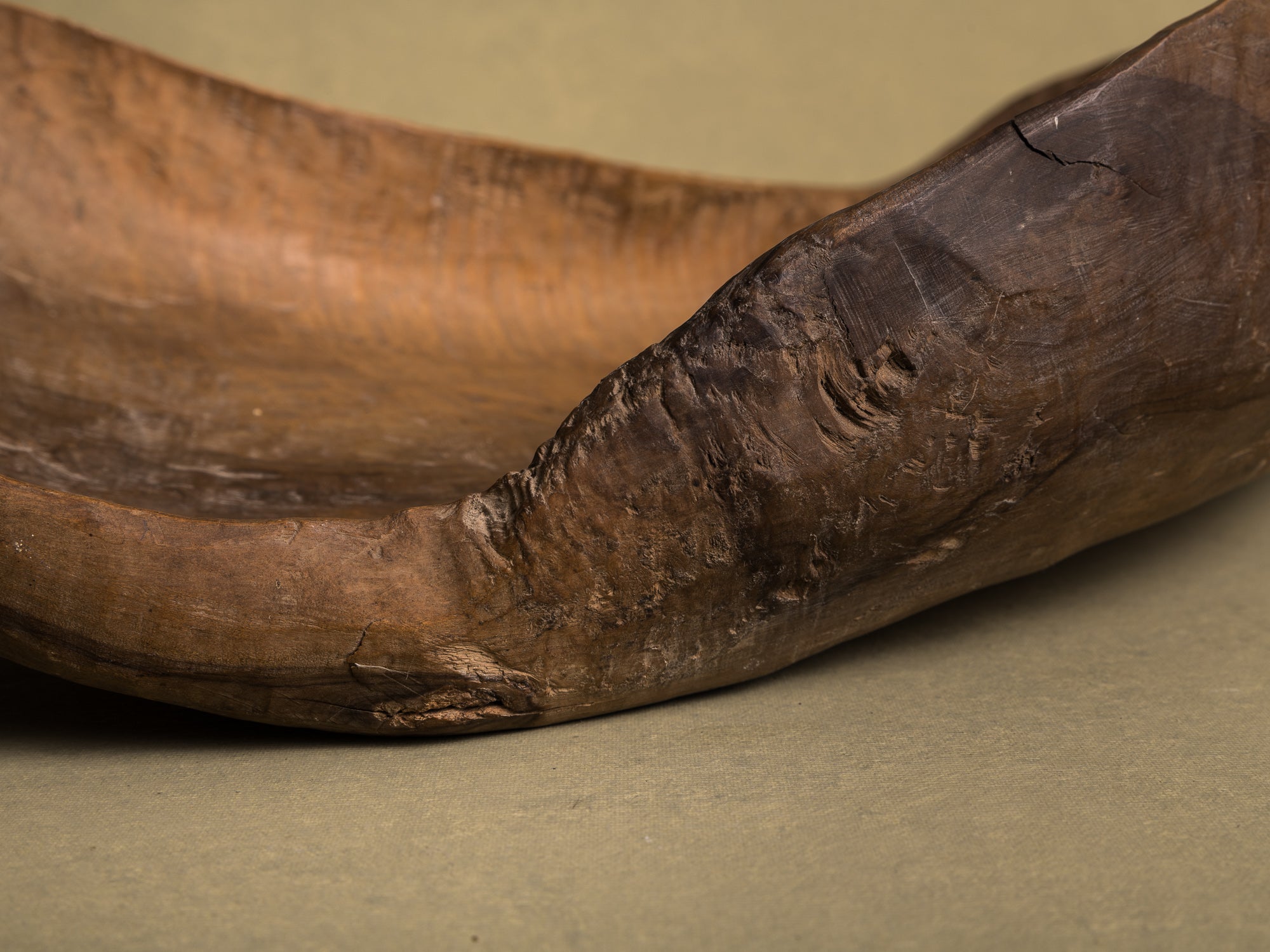 Coupe monoxyle normande en noyer, art paysan, France (XIXe siècle)..Free form carved Norman walnut wooden bowl, Peasant art, France (19th century)