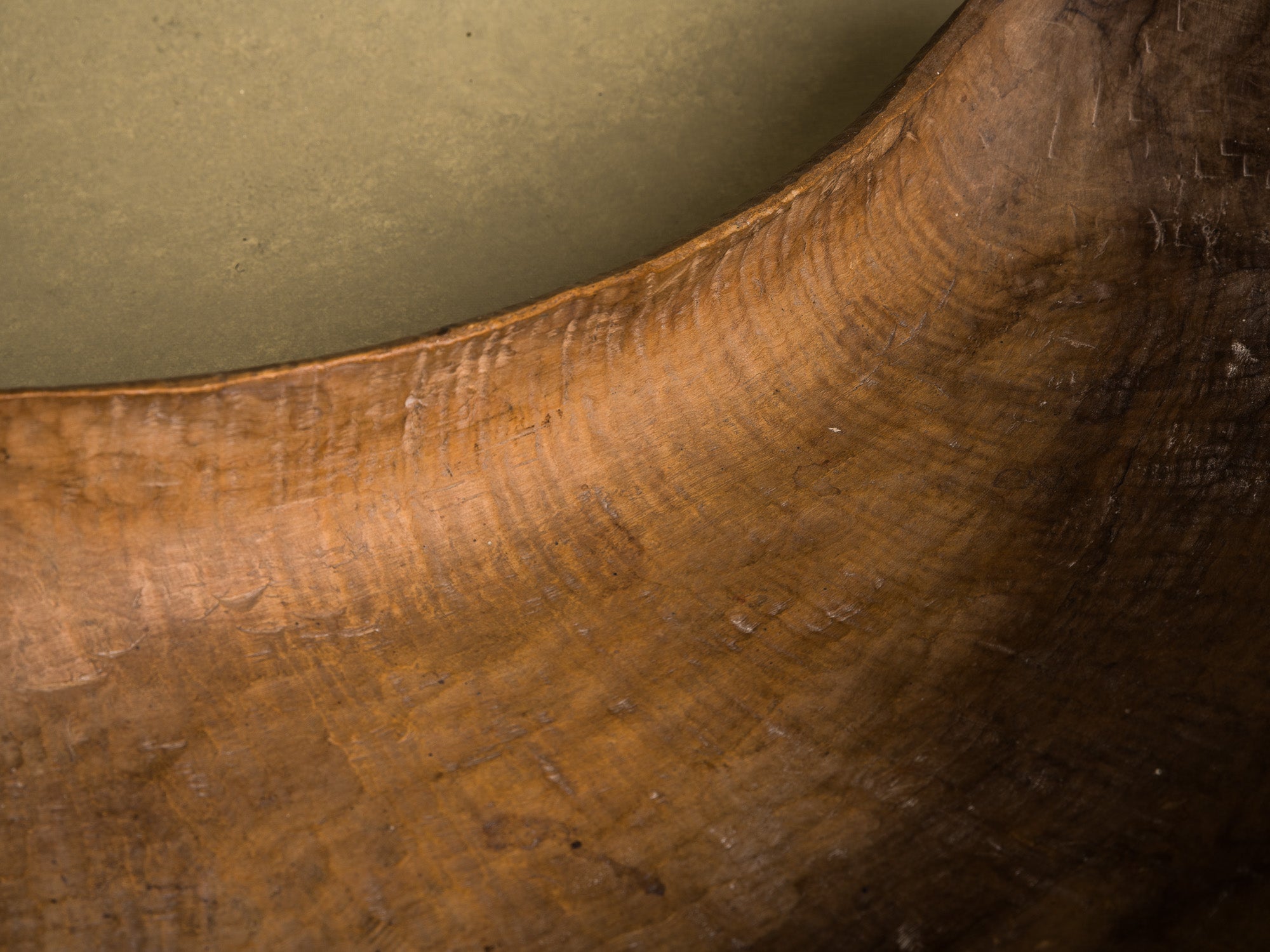 Coupe monoxyle normande en noyer, art paysan, France (XIXe siècle)..Free form carved Norman walnut wooden bowl, Peasant art, France (19th century)
