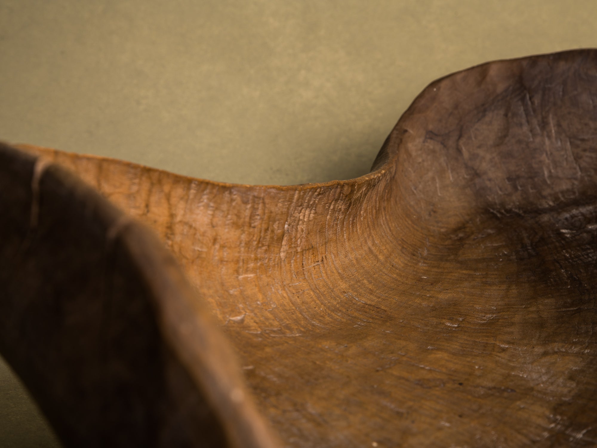 Coupe monoxyle normande en noyer, art paysan, France (XIXe siècle)..Free form carved Norman walnut wooden bowl, Peasant art, France (19th century)