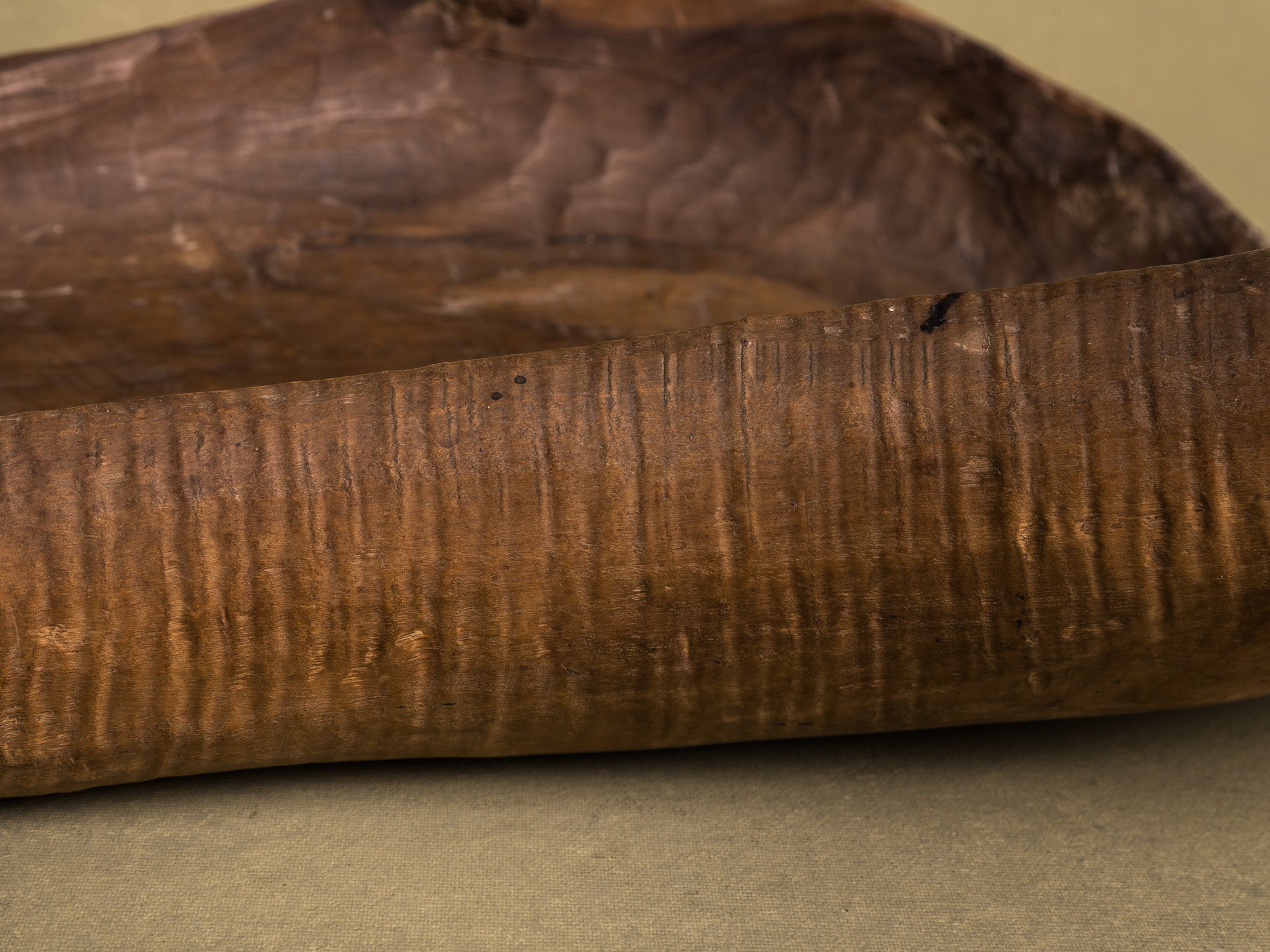 Coupe monoxyle normande en noyer, art paysan, France (XIXe siècle)..Free form carved Norman walnut wooden bowl, Peasant art, France (19th century)