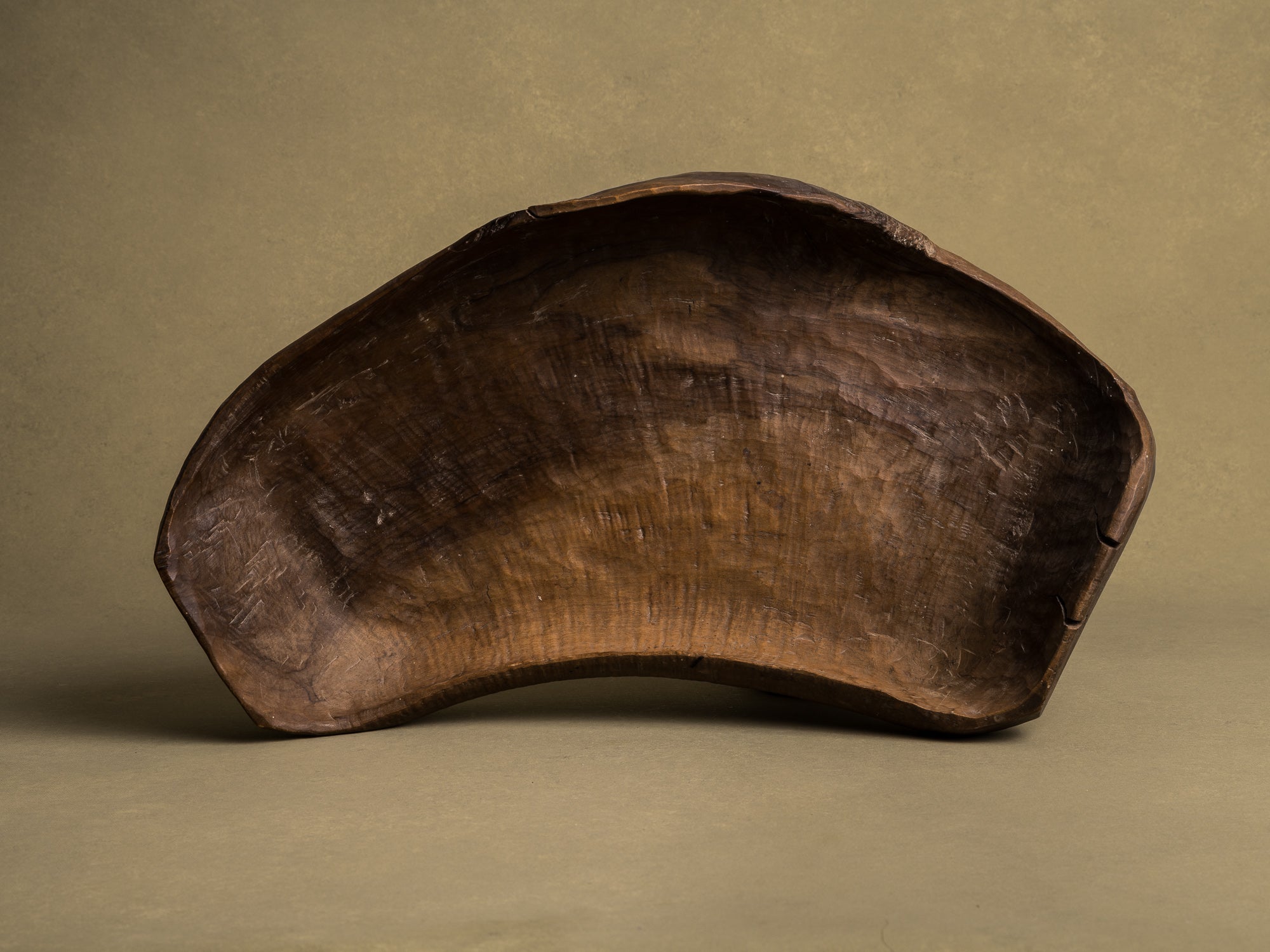Coupe monoxyle normande en noyer, art paysan, France (XIXe siècle)..Free form carved Norman walnut wooden bowl, Peasant art, France (19th century)