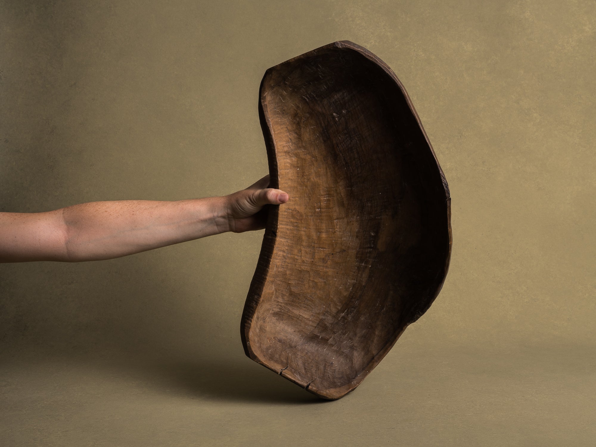 Coupe monoxyle normande en noyer, art paysan, France (XIXe siècle)..Free form carved Norman walnut wooden bowl, Peasant art, France (19th century)