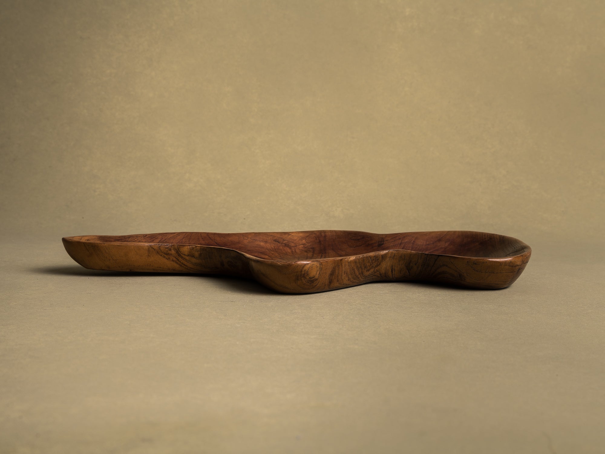 Coupe monoxyle de forme libre en bois exotique, France (vers 1950)..Free form biomorphic wooden bowl, France (circa 1950)