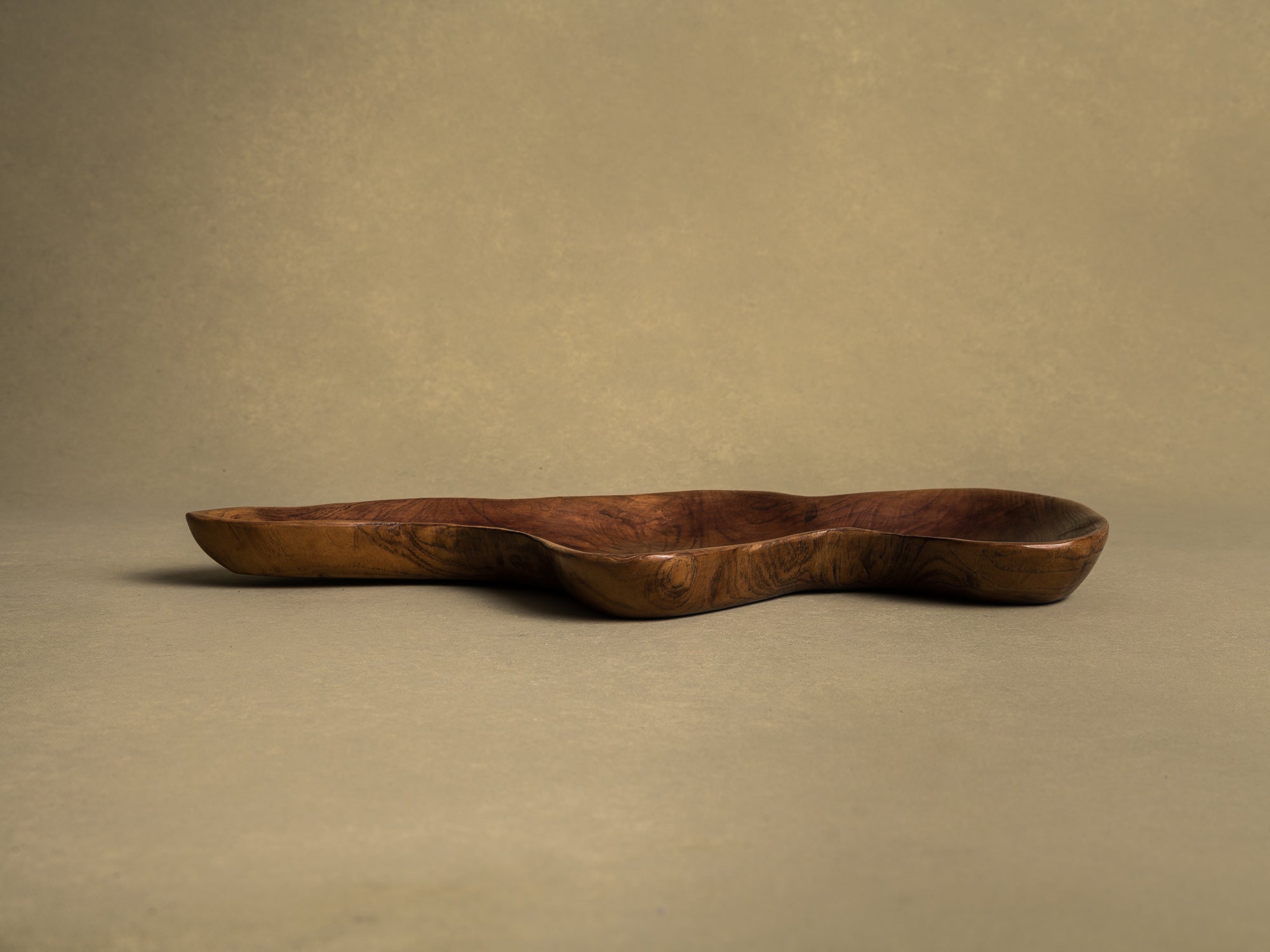 Coupe monoxyle de forme libre en bois exotique, France (vers 1950)..Free form biomorphic wooden bowl, France (circa 1950)