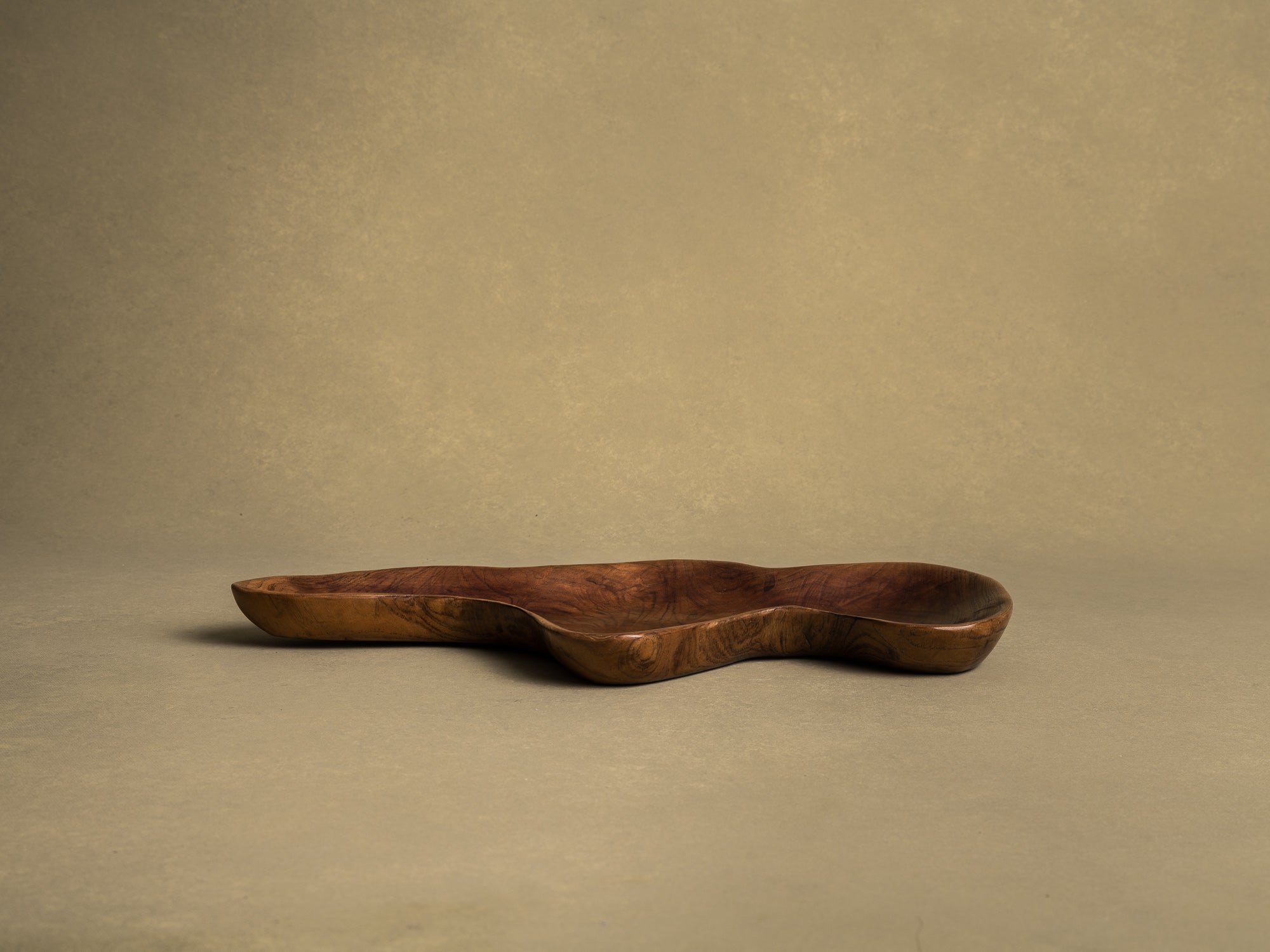 Coupe monoxyle de forme libre en bois exotique, France (vers 1950)..Free form biomorphic wooden bowl, France (circa 1950)