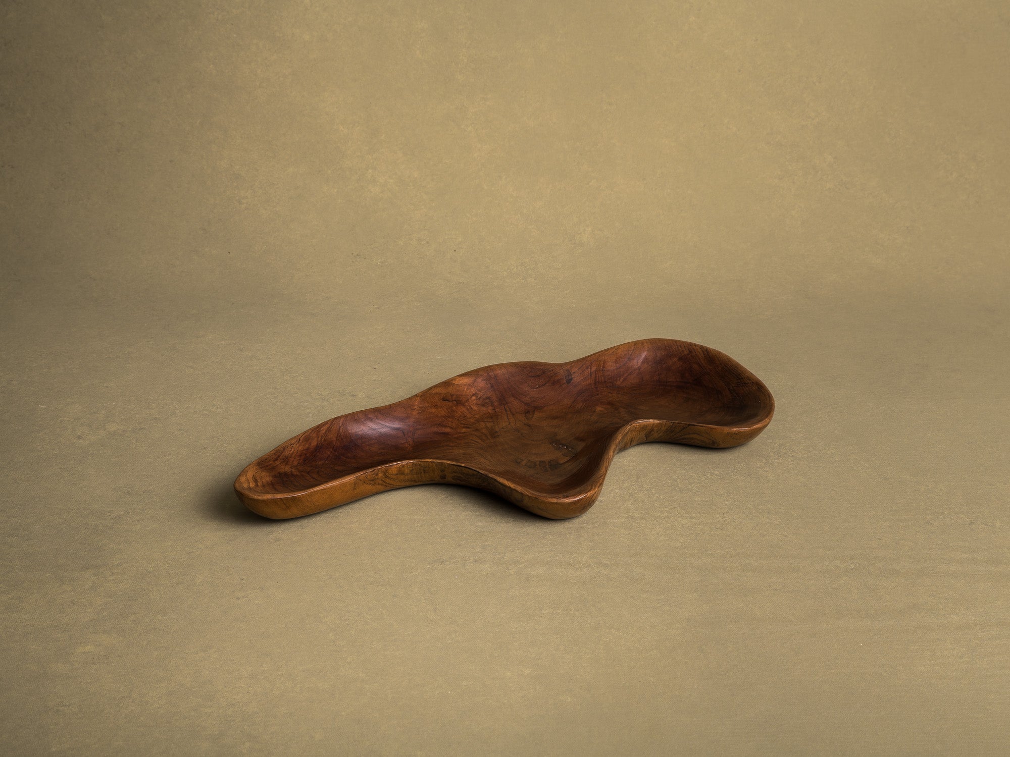 Coupe monoxyle de forme libre en bois exotique, France (vers 1950)..Free form biomorphic wooden bowl, France (circa 1950)