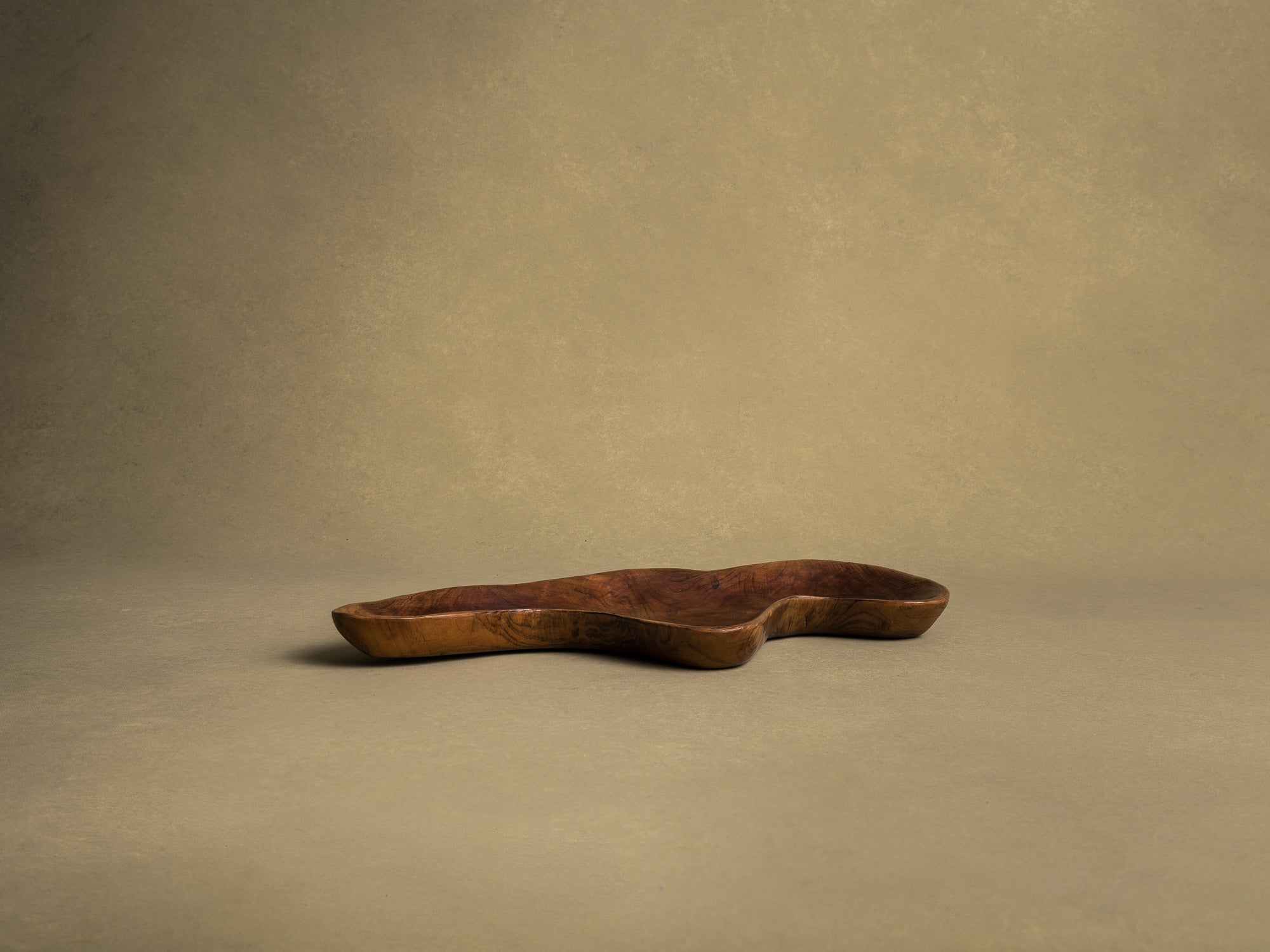 Coupe monoxyle de forme libre en bois exotique, France (vers 1950)..Free form biomorphic wooden bowl, France (circa 1950)