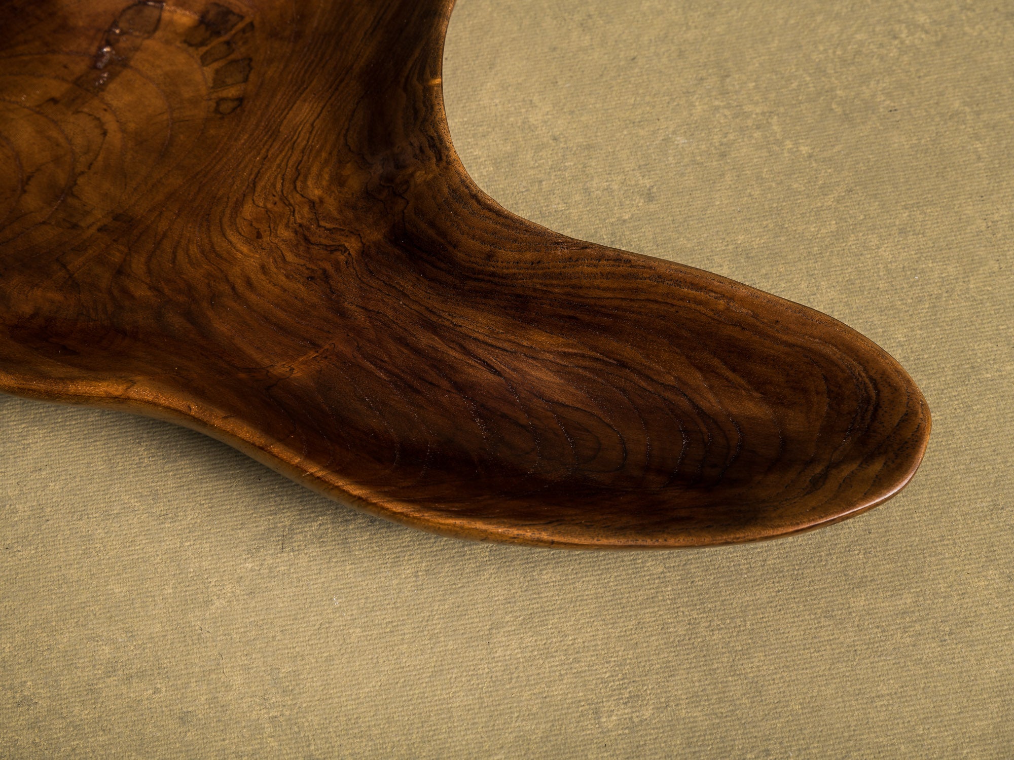 Coupe monoxyle de forme libre en bois exotique, France (vers 1950)..Free form biomorphic wooden bowl, France (circa 1950)