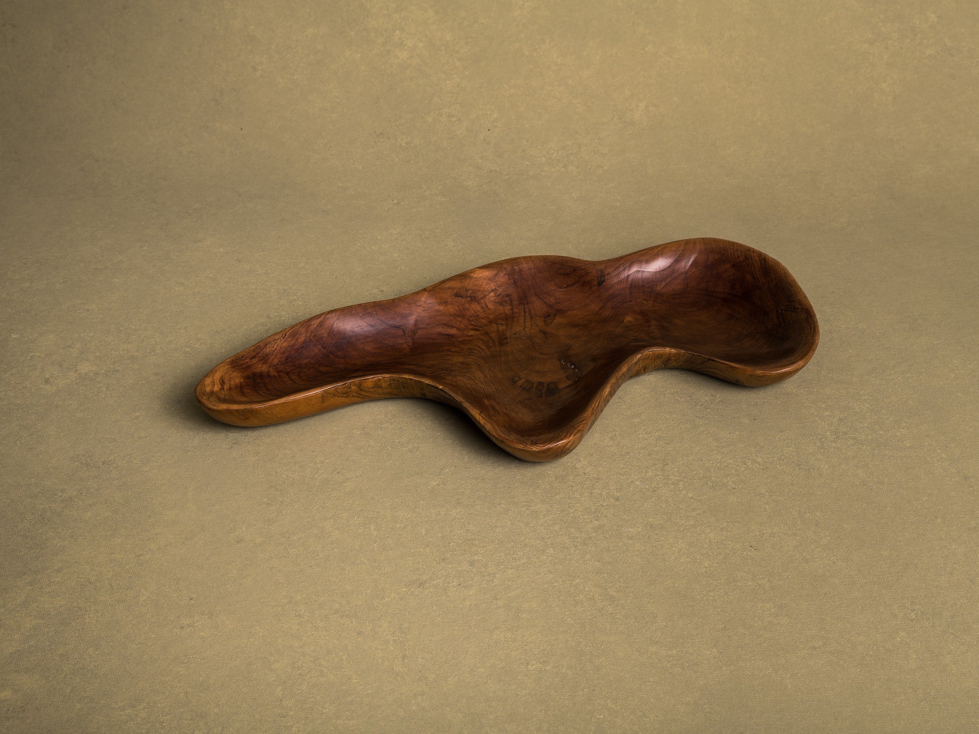 Coupe monoxyle de forme libre en bois exotique, France (vers 1950)..Free form biomorphic wooden bowl, France (circa 1950)