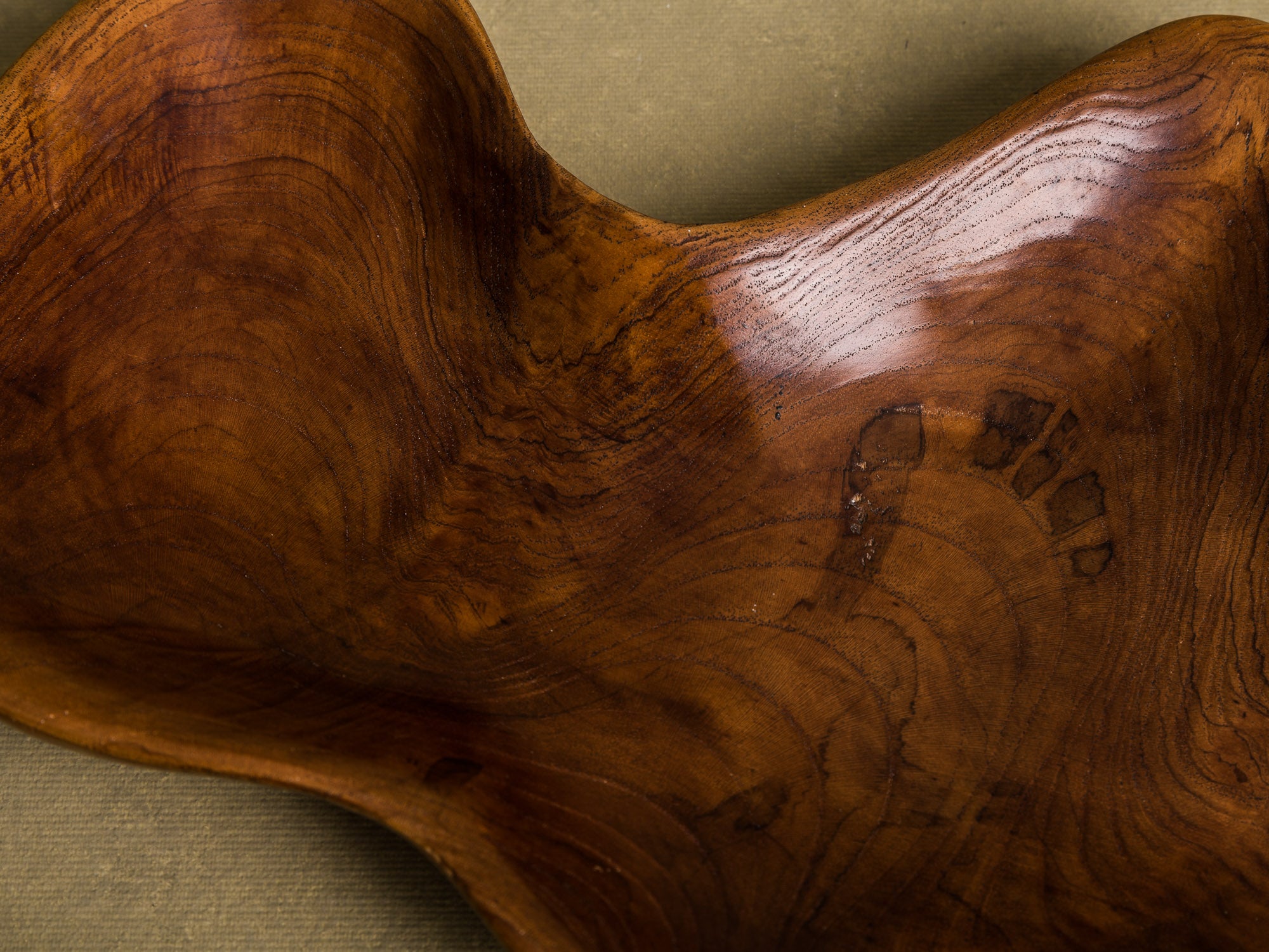 Coupe monoxyle de forme libre en bois exotique, France (vers 1950)..Free form biomorphic wooden bowl, France (circa 1950)