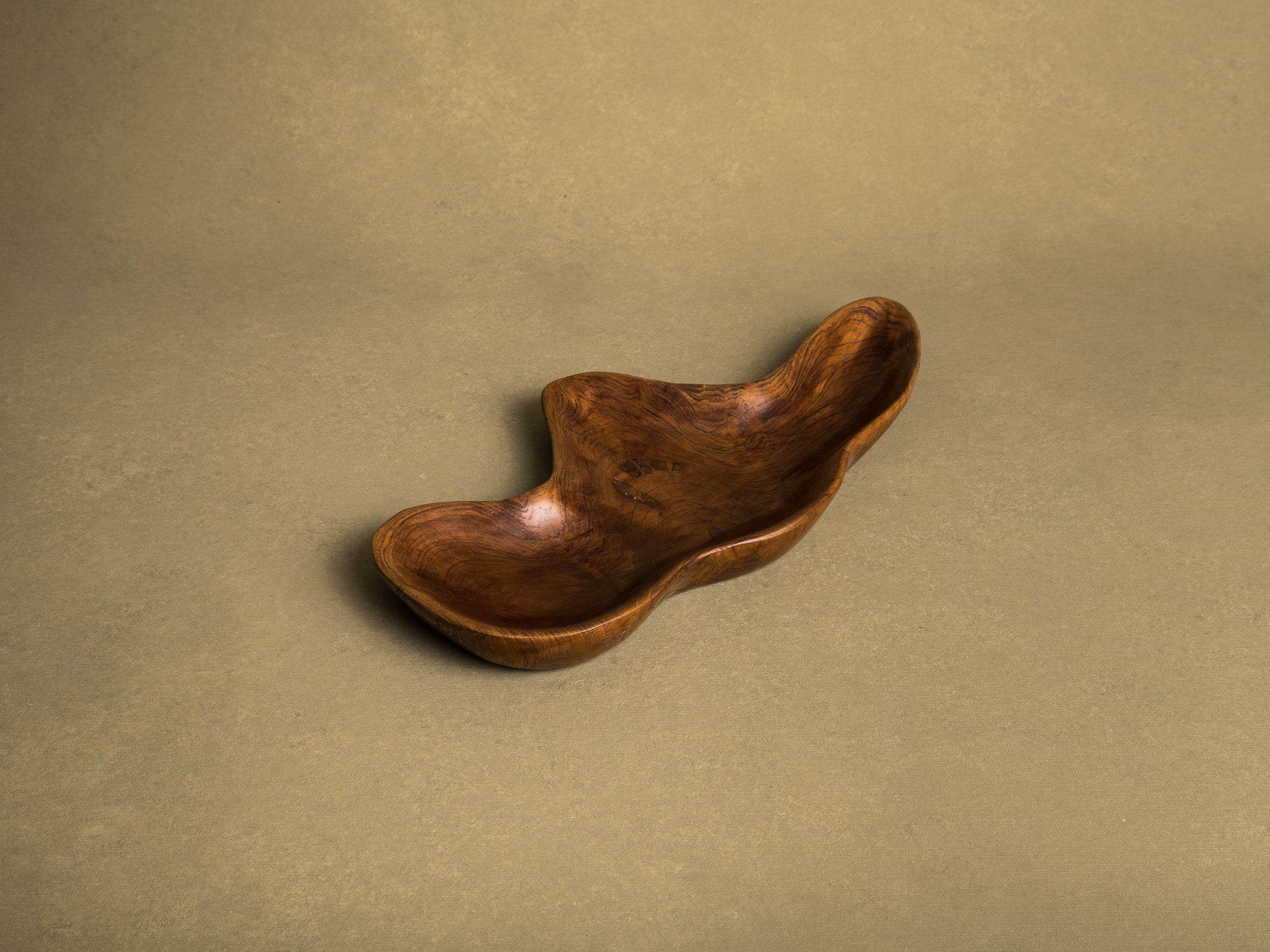 Coupe monoxyle de forme libre en bois exotique, France (vers 1950)..Free form biomorphic wooden bowl, France (circa 1950)