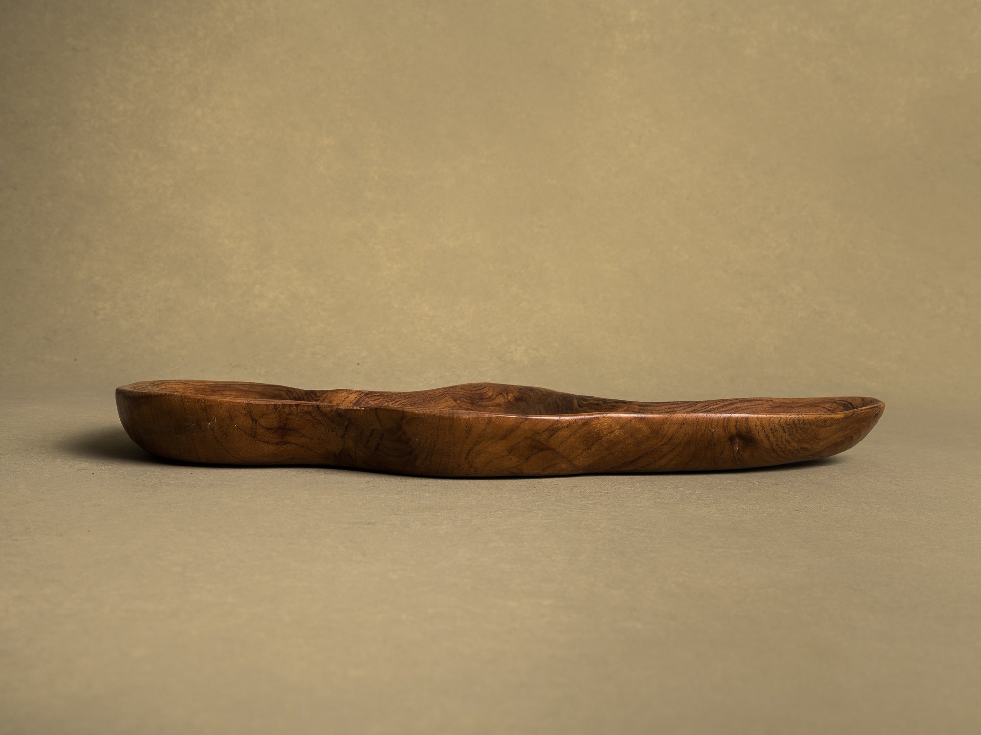 Coupe monoxyle de forme libre en bois exotique, France (vers 1950)..Free form biomorphic wooden bowl, France (circa 1950)