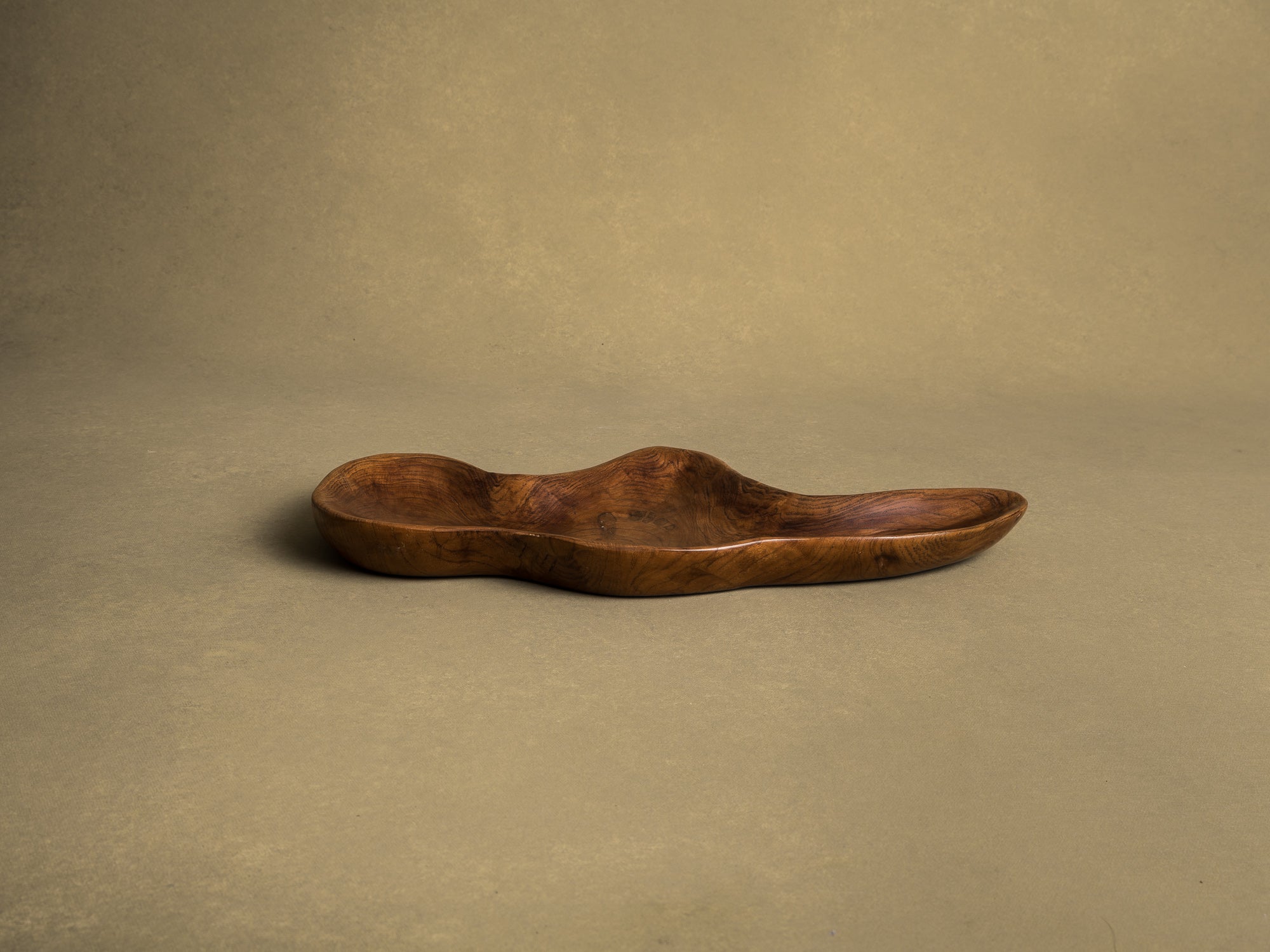 Coupe monoxyle de forme libre en bois exotique, France (vers 1950)..Free form biomorphic wooden bowl, France (circa 1950)