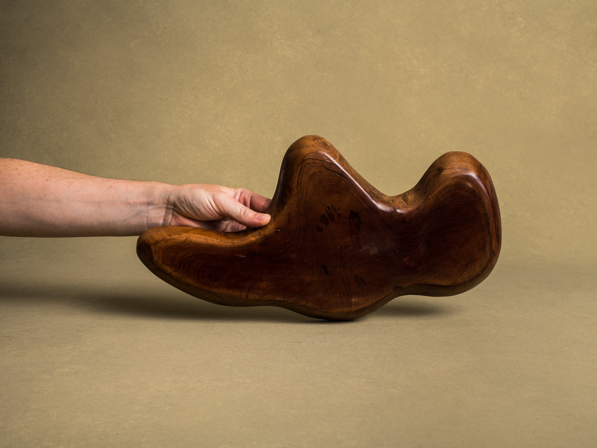 Coupe monoxyle de forme libre en bois exotique, France (vers 1950)..Free form biomorphic wooden bowl, France (circa 1950)