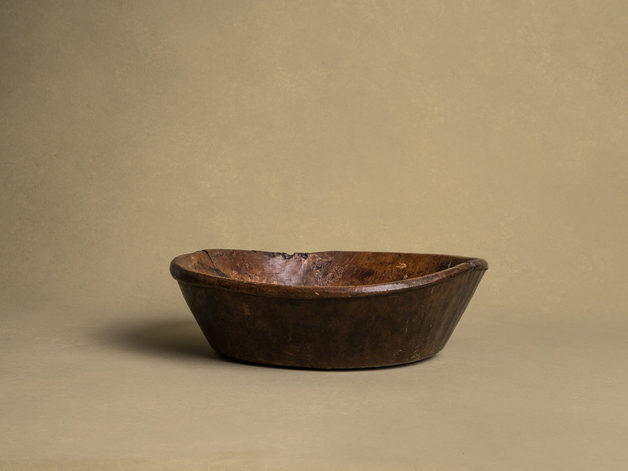 Coupe monoxyle auvergnate en noyer, art paysan, France (XIXe siècle)..circular carved Auvergne walnut wooden bowl, Peasant art, France (19th century)