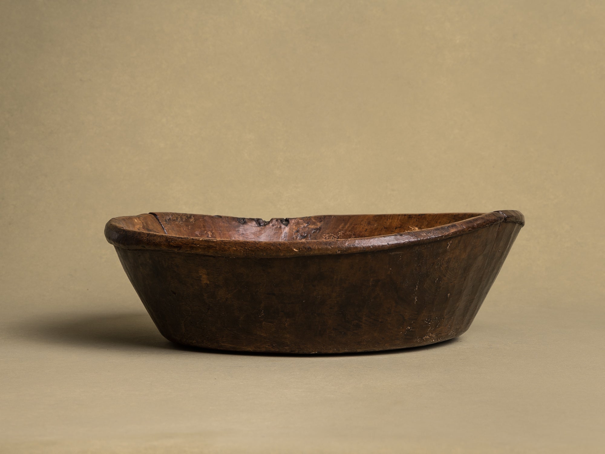 Coupe monoxyle auvergnate en noyer, art paysan, France (XIXe siècle)..circular carved Auvergne walnut wooden bowl, Peasant art, France (19th century)