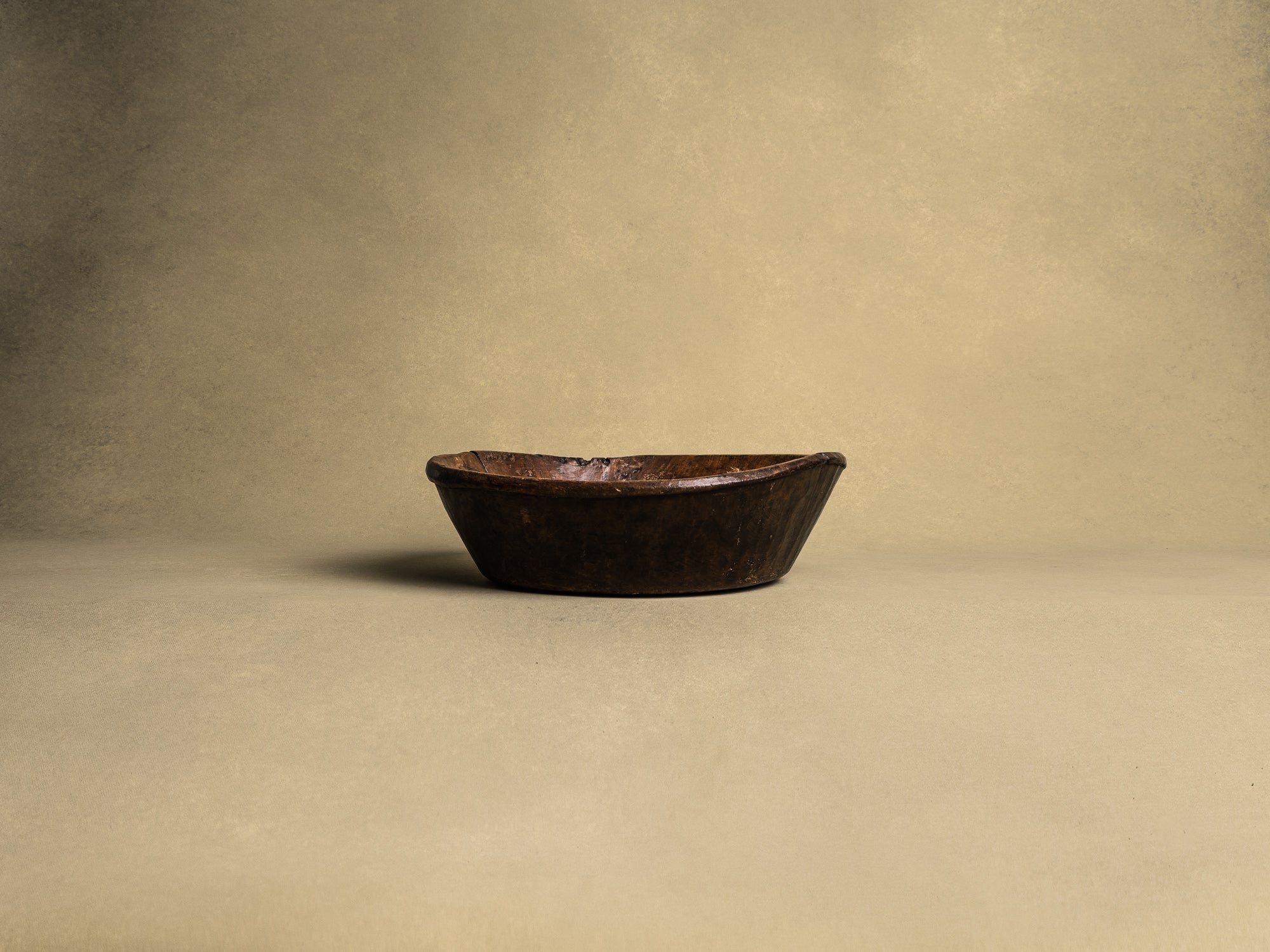 Coupe monoxyle auvergnate en noyer, art paysan, France (XIXe siècle)..circular carved Auvergne walnut wooden bowl, Peasant art, France (19th century)