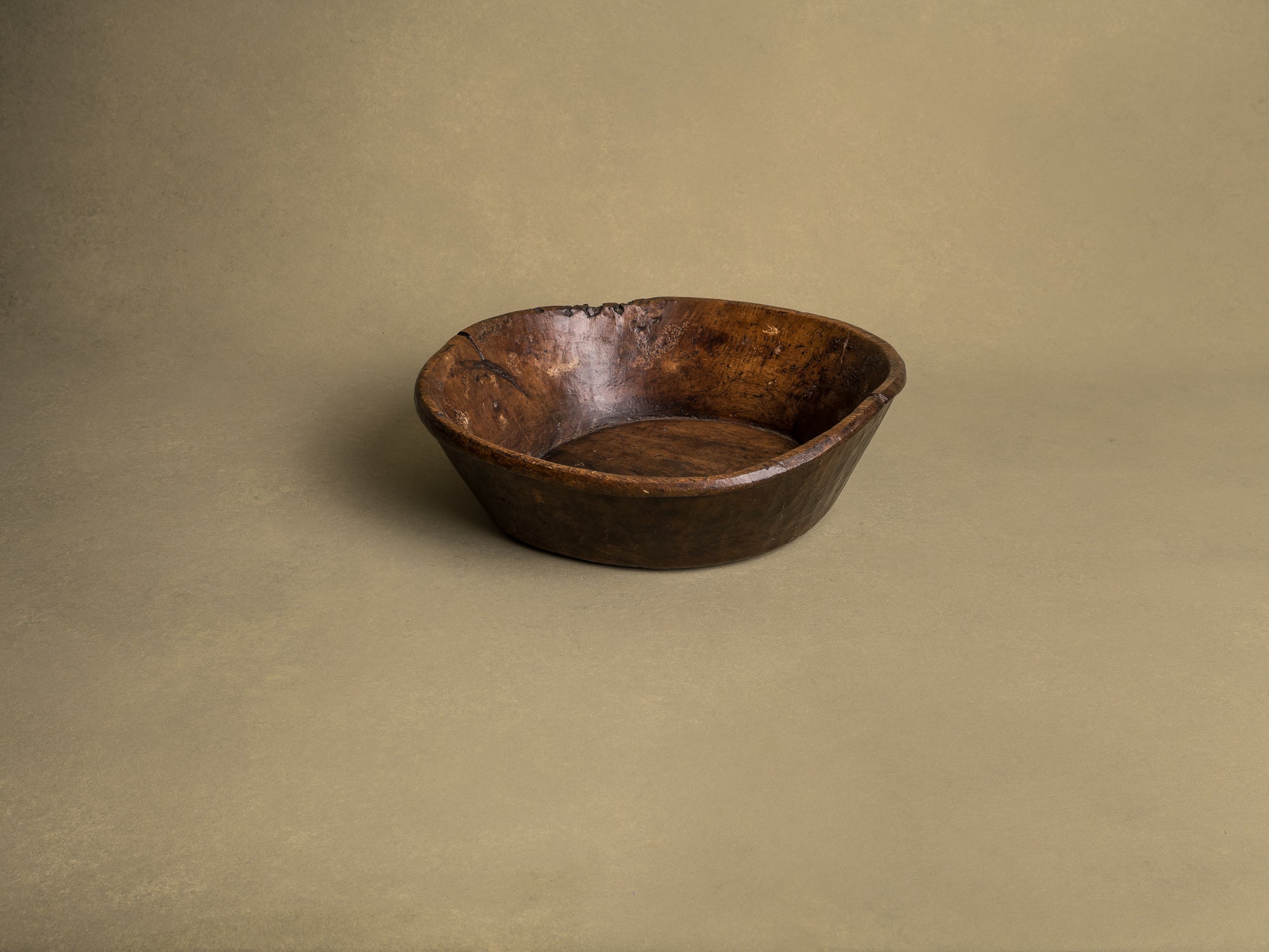 Coupe monoxyle auvergnate en noyer, art paysan, France (XIXe siècle)..circular carved Auvergne walnut wooden bowl, Peasant art, France (19th century)