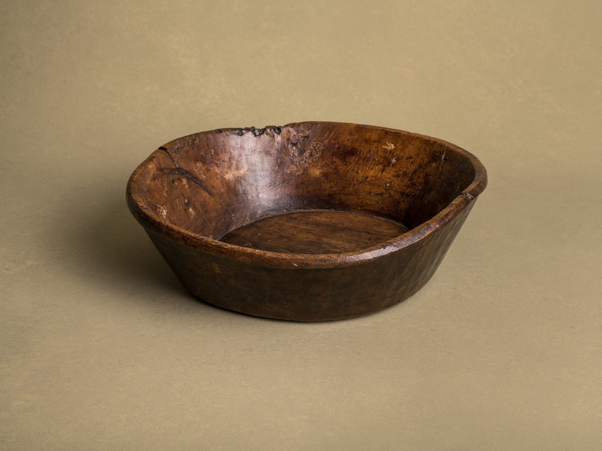 Coupe monoxyle auvergnate en noyer, art paysan, France (XIXe siècle)..circular carved Auvergne walnut wooden bowl, Peasant art, France (19th century)