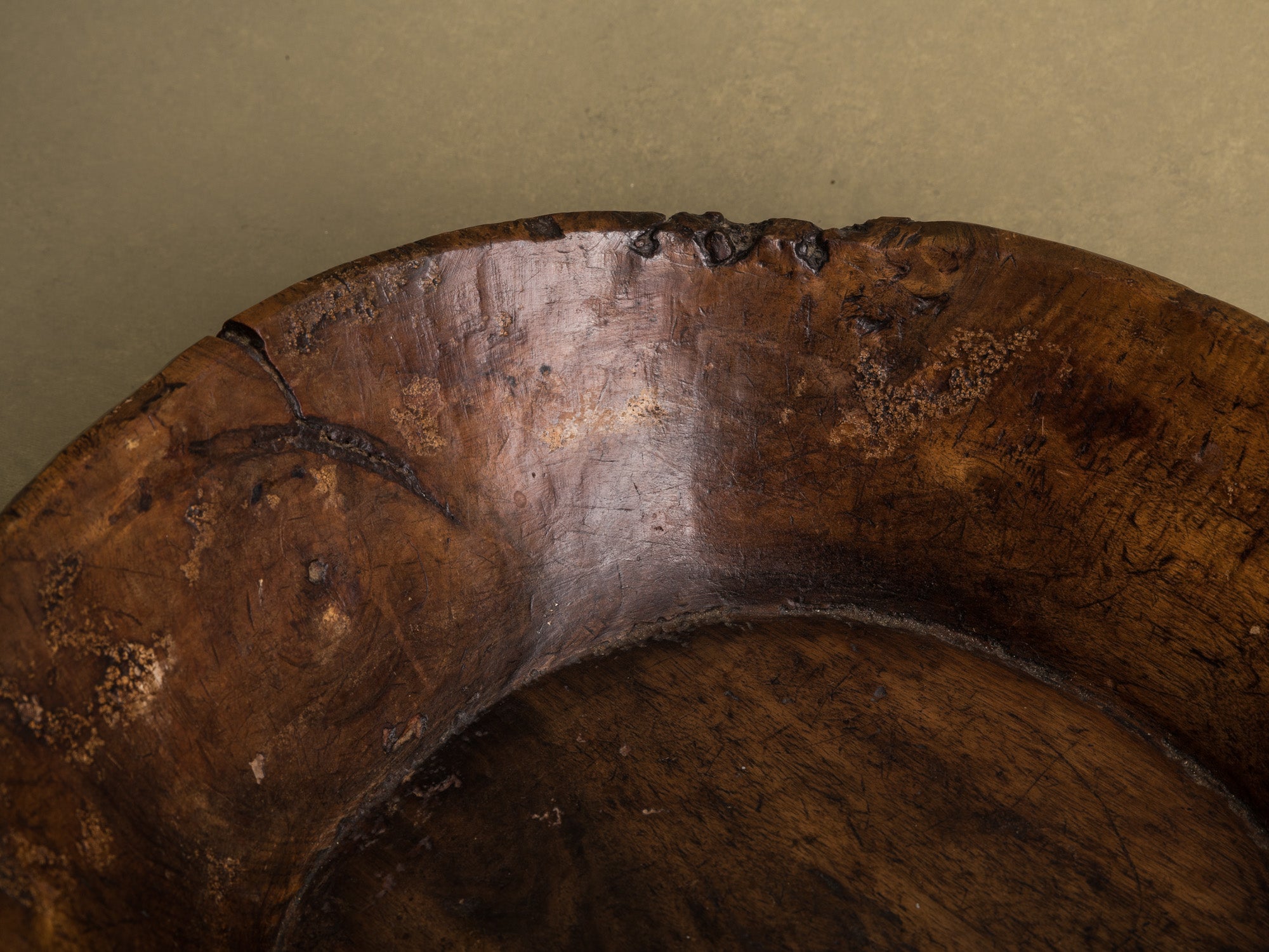 Coupe monoxyle auvergnate en noyer, art paysan, France (XIXe siècle)..circular carved Auvergne walnut wooden bowl, Peasant art, France (19th century)