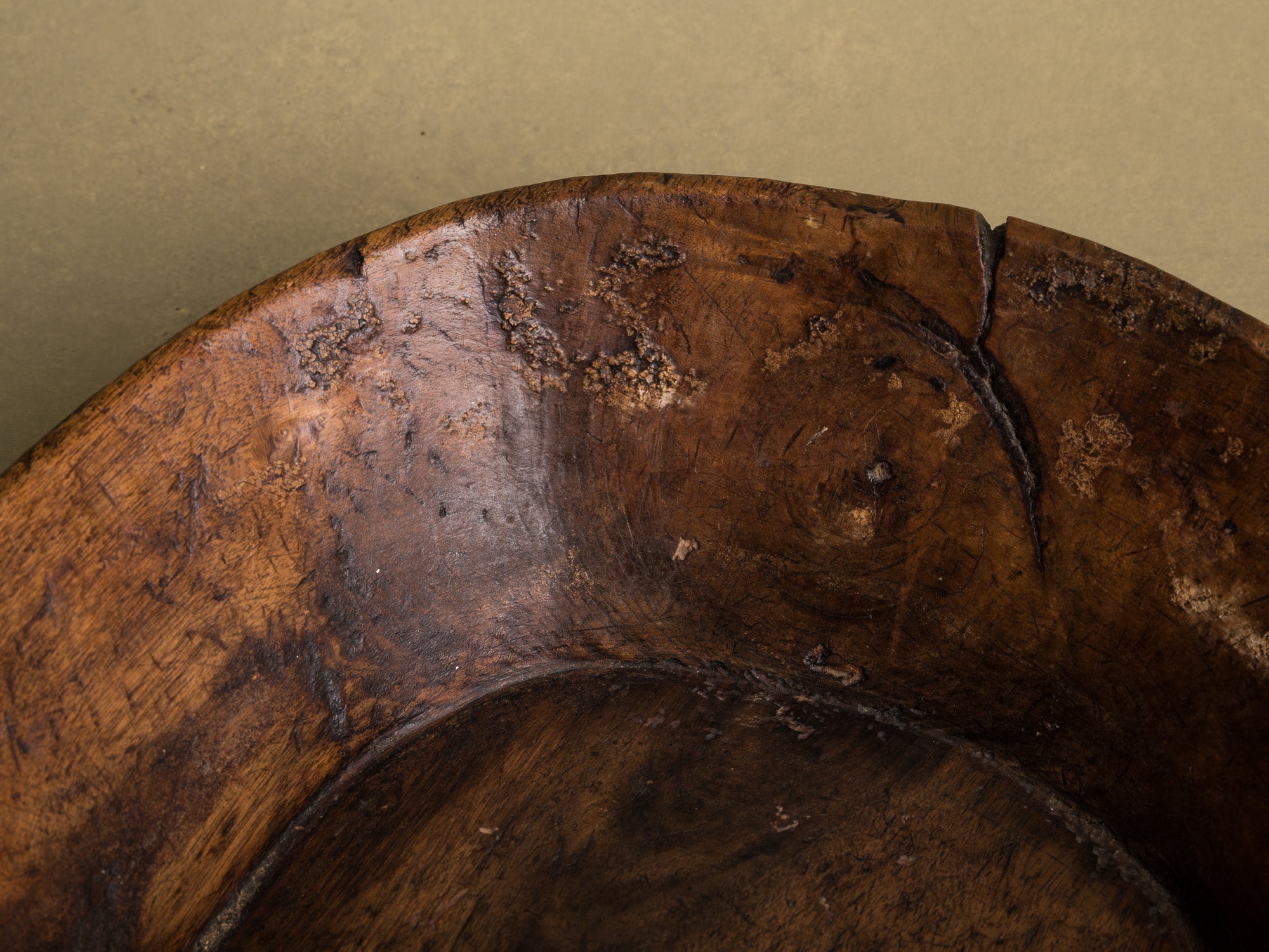 Coupe monoxyle auvergnate en noyer, art paysan, France (XIXe siècle)..circular carved Auvergne walnut wooden bowl, Peasant art, France (19th century)