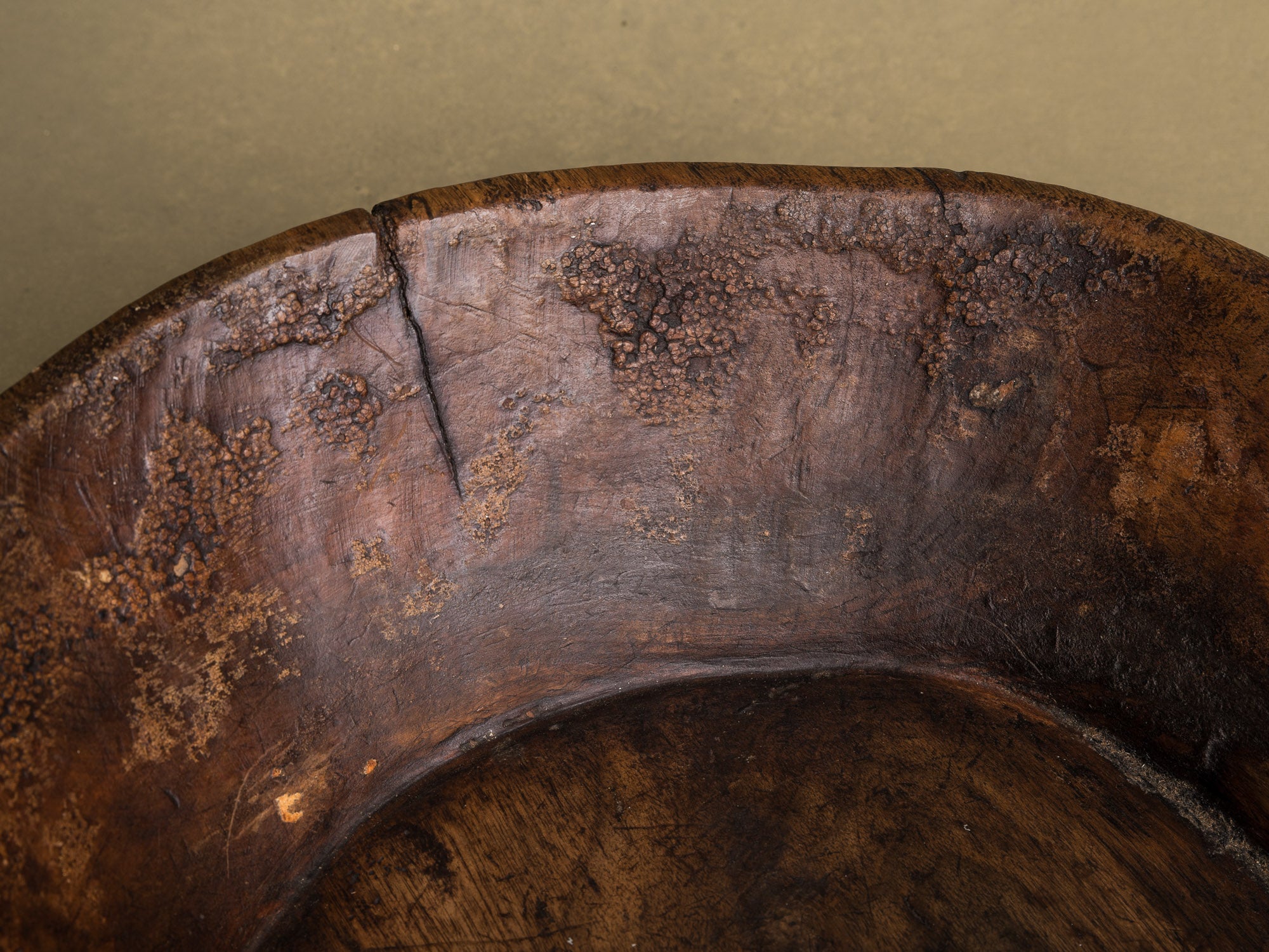 Coupe monoxyle auvergnate en noyer, art paysan, France (XIXe siècle)..circular carved Auvergne walnut wooden bowl, Peasant art, France (19th century)