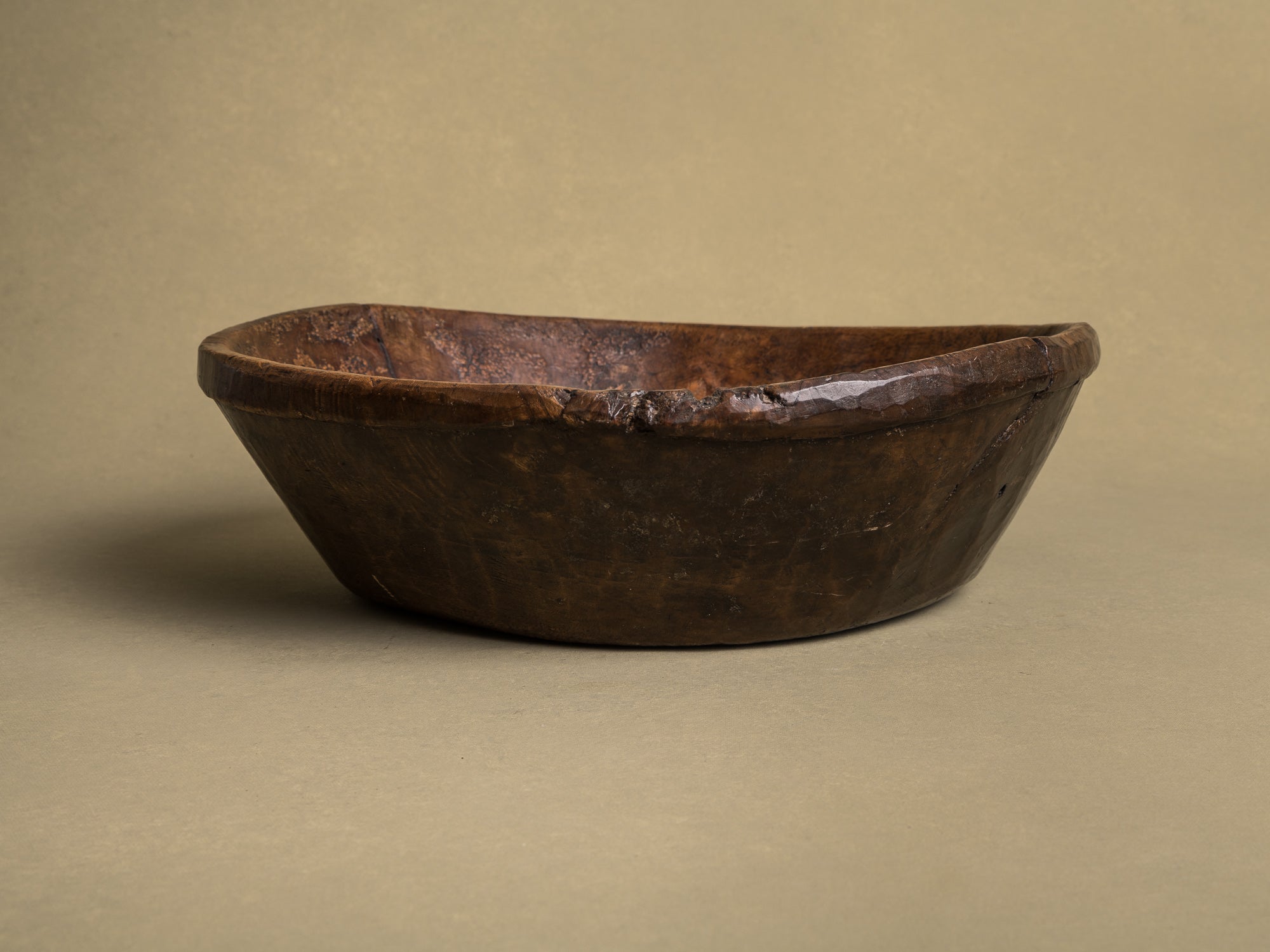 Coupe monoxyle auvergnate en noyer, art paysan, France (XIXe siècle)..circular carved Auvergne walnut wooden bowl, Peasant art, France (19th century)