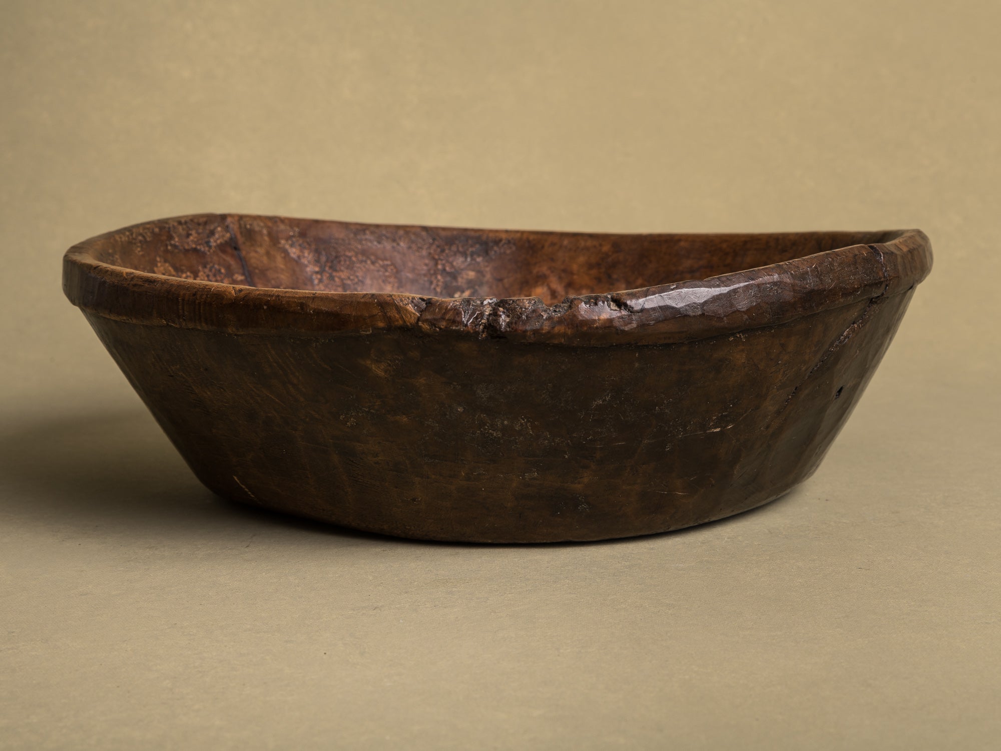 Coupe monoxyle auvergnate en noyer, art paysan, France (XIXe siècle)..circular carved Auvergne walnut wooden bowl, Peasant art, France (19th century)