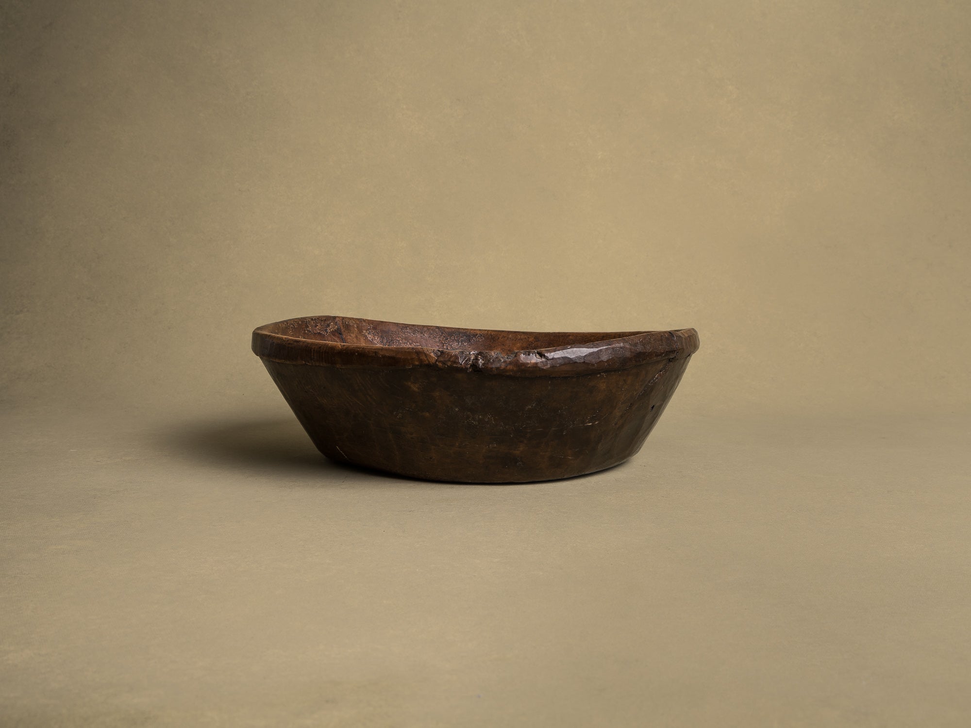 Coupe monoxyle auvergnate en noyer, art paysan, France (XIXe siècle)..circular carved Auvergne walnut wooden bowl, Peasant art, France (19th century)