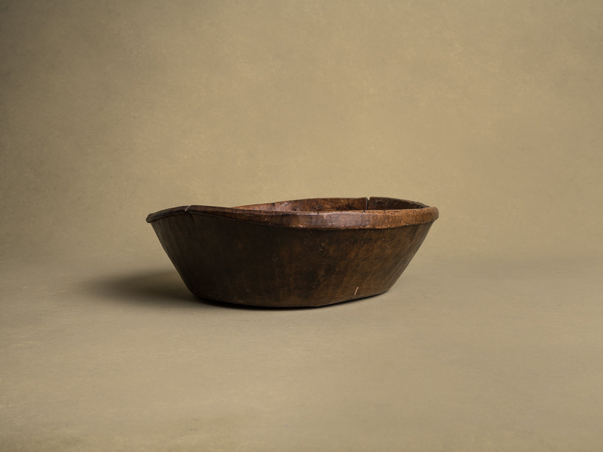 Coupe monoxyle auvergnate en noyer, art paysan, France (XIXe siècle)..circular carved Auvergne walnut wooden bowl, Peasant art, France (19th century)