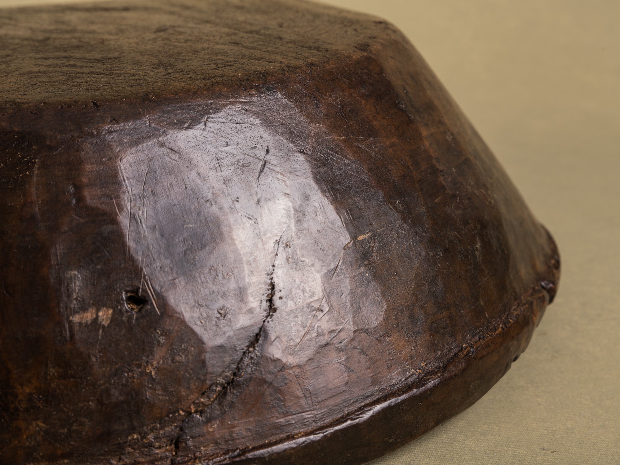 Coupe monoxyle auvergnate en noyer, art paysan, France (XIXe siècle)..circular carved Auvergne walnut wooden bowl, Peasant art, France (19th century)