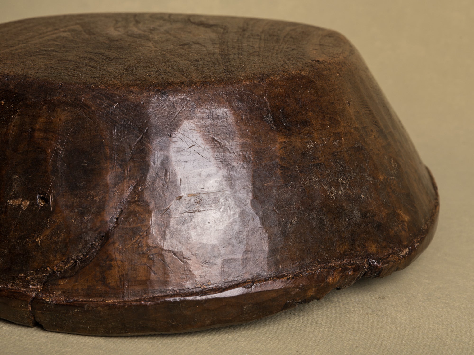 Coupe monoxyle auvergnate en noyer, art paysan, France (XIXe siècle)..circular carved Auvergne walnut wooden bowl, Peasant art, France (19th century)