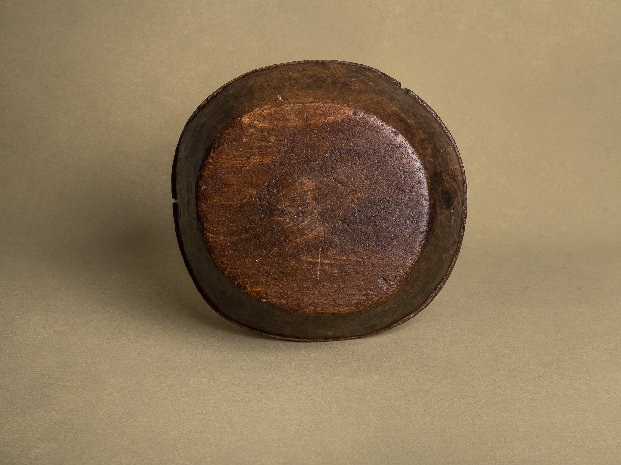 Coupe monoxyle auvergnate en noyer, art paysan, France (XIXe siècle)..circular carved Auvergne walnut wooden bowl, Peasant art, France (19th century)