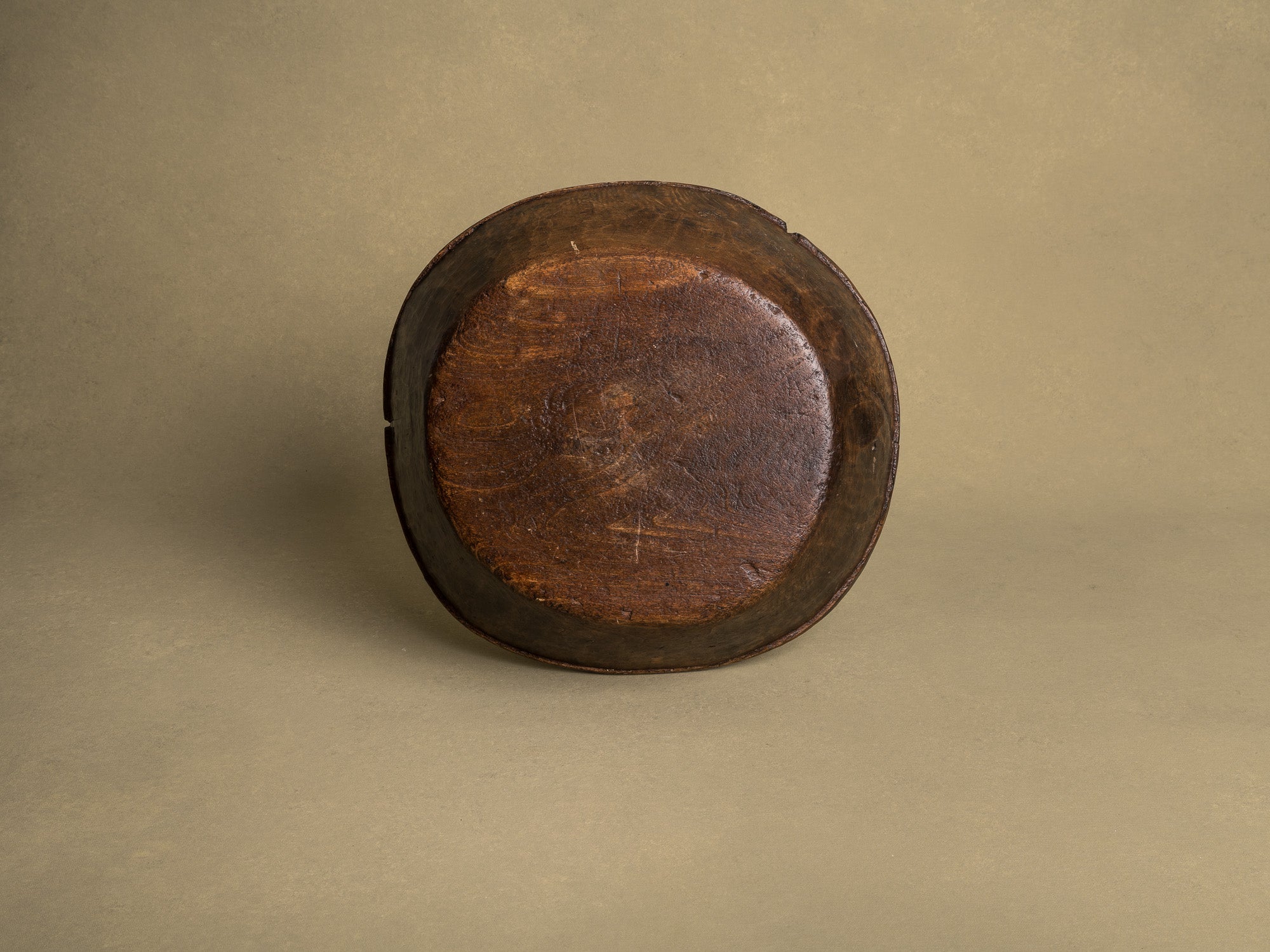 Coupe monoxyle auvergnate en noyer, art paysan, France (XIXe siècle)..circular carved Auvergne walnut wooden bowl, Peasant art, France (19th century)