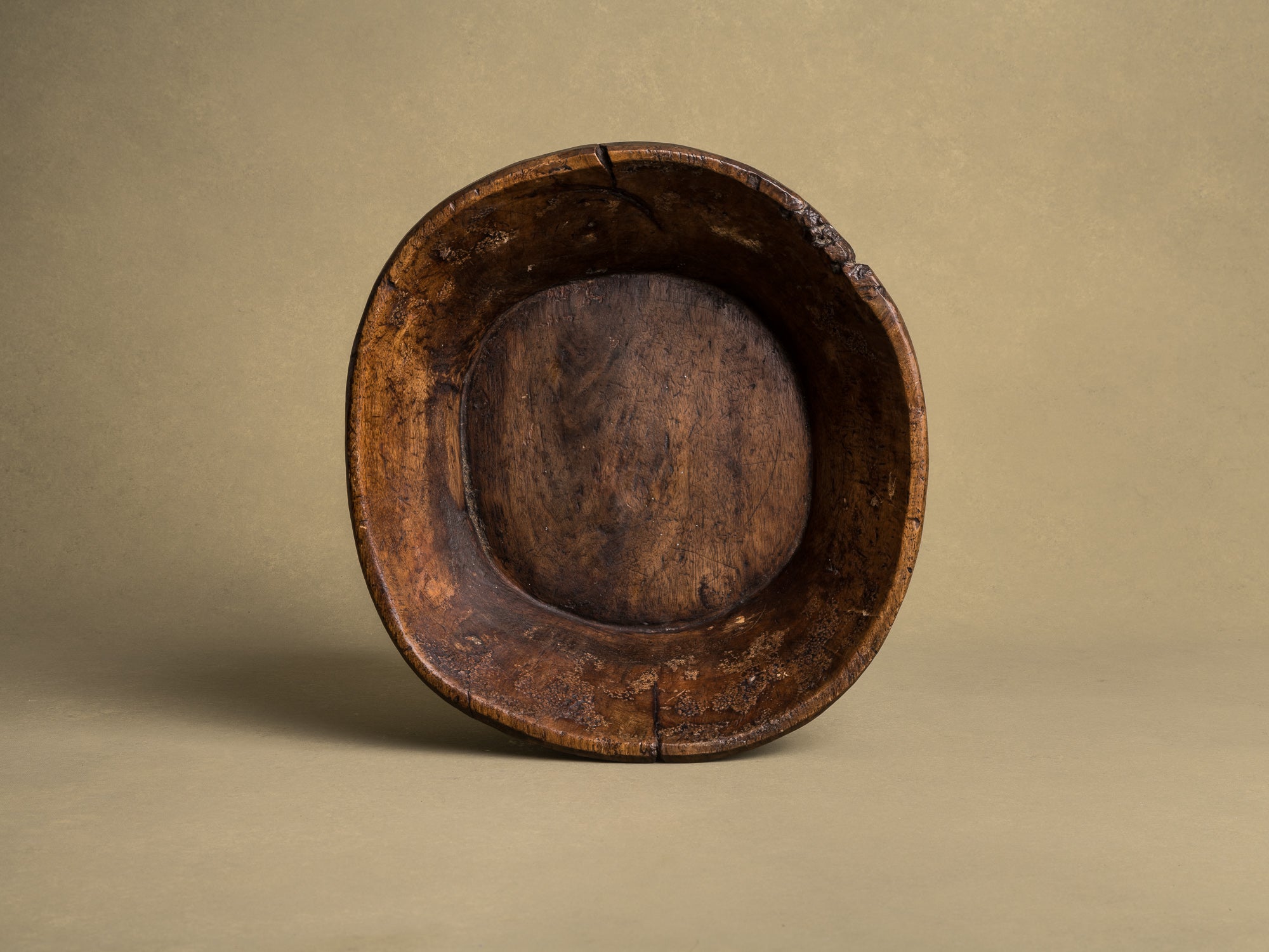 Coupe monoxyle auvergnate en noyer, art paysan, France (XIXe siècle)..circular carved Auvergne walnut wooden bowl, Peasant art, France (19th century)