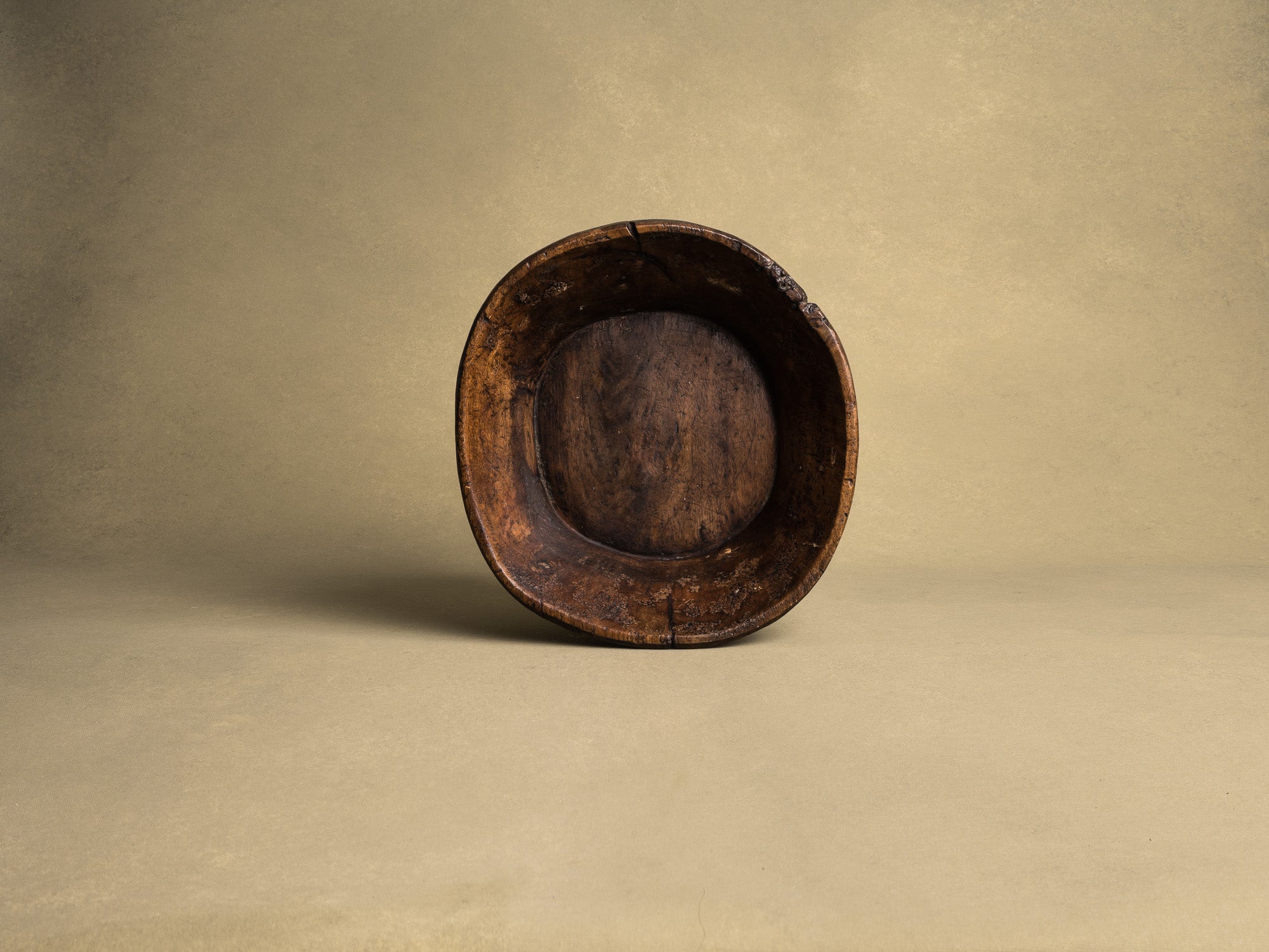 Coupe monoxyle auvergnate en noyer, art paysan, France (XIXe siècle)..circular carved Auvergne walnut wooden bowl, Peasant art, France (19th century)