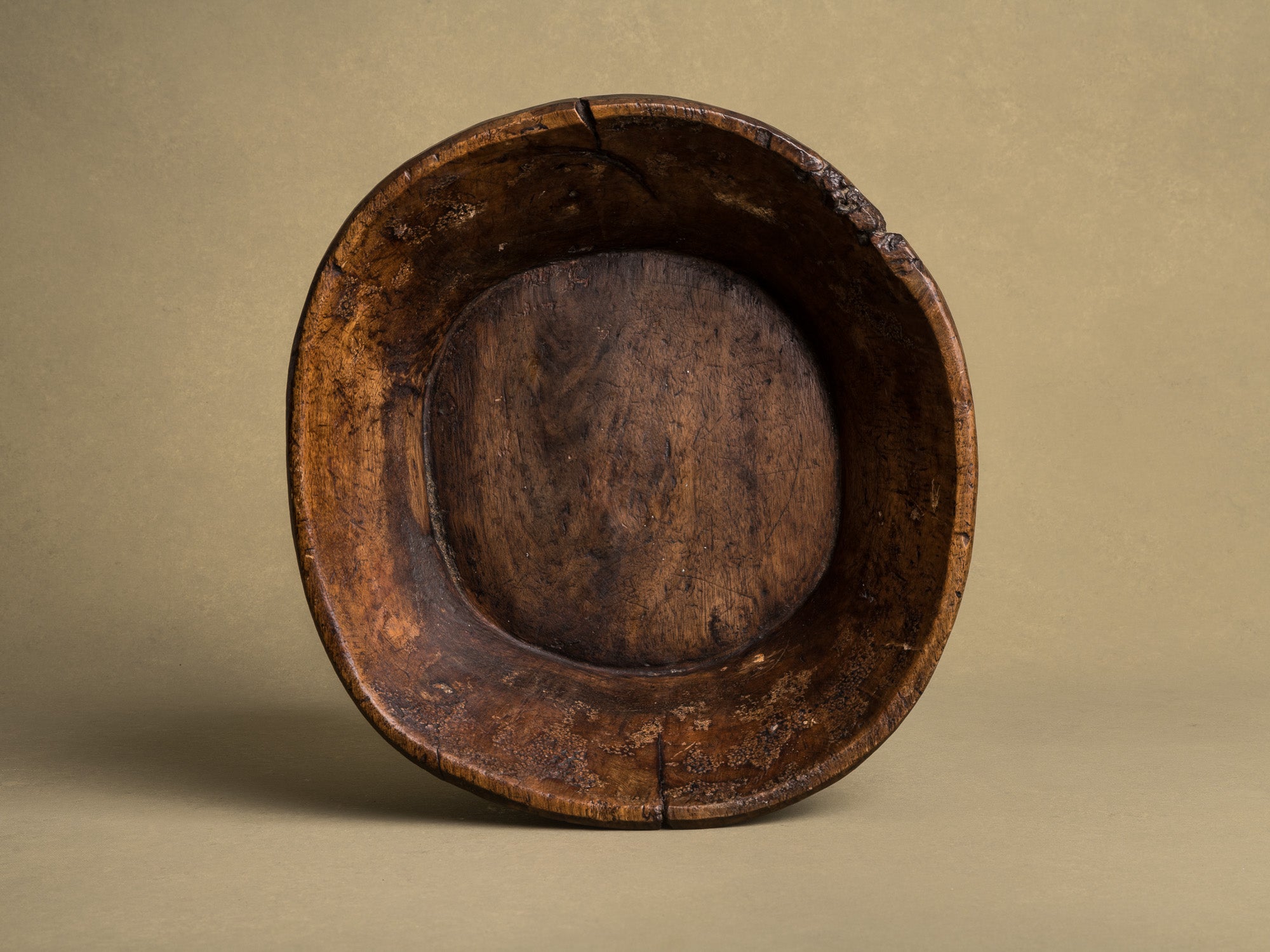 Coupe monoxyle auvergnate en noyer, art paysan, France (XIXe siècle)..circular carved Auvergne walnut wooden bowl, Peasant art, France (19th century)