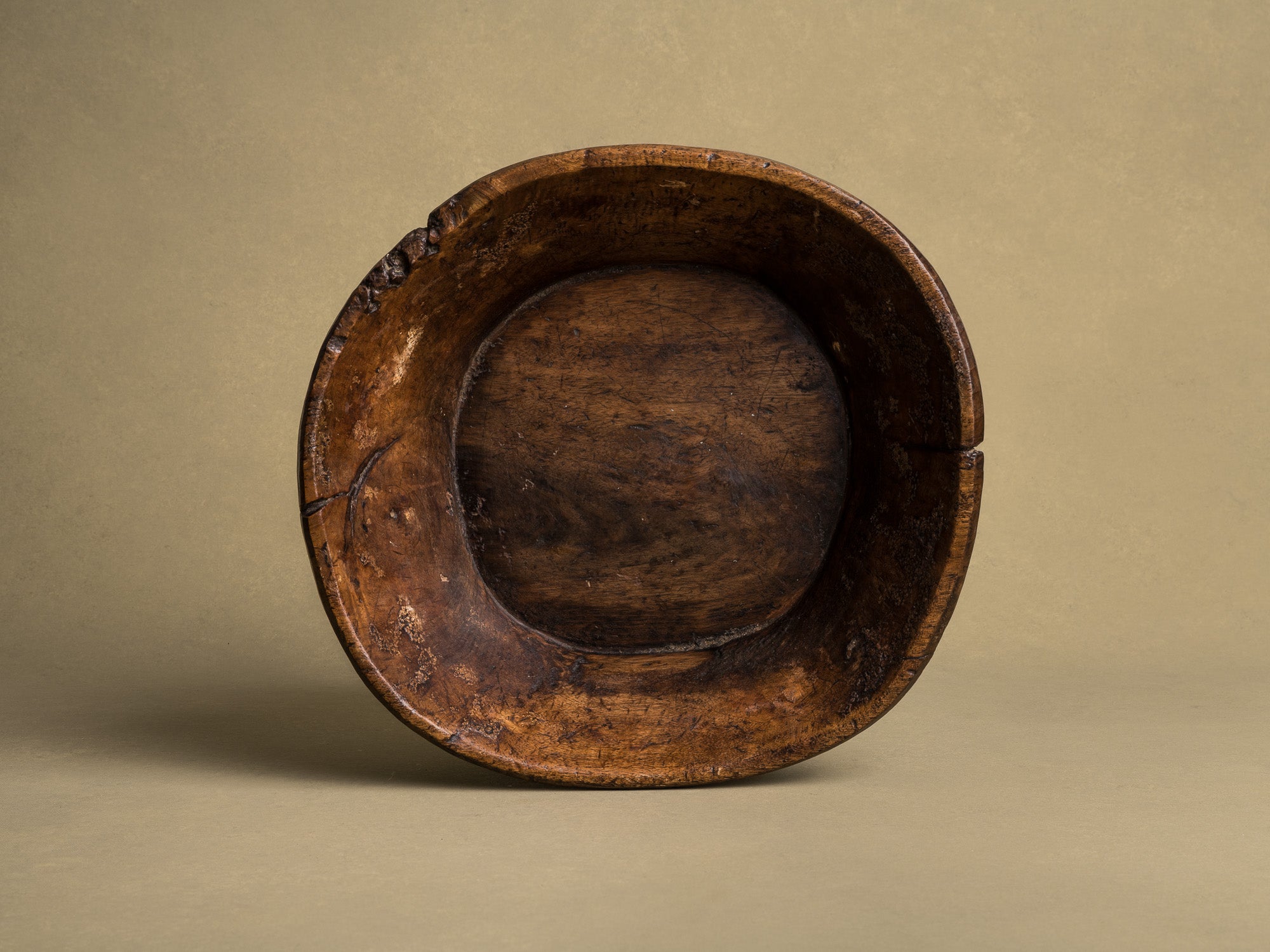Coupe monoxyle auvergnate en noyer, art paysan, France (XIXe siècle)..circular carved Auvergne walnut wooden bowl, Peasant art, France (19th century)