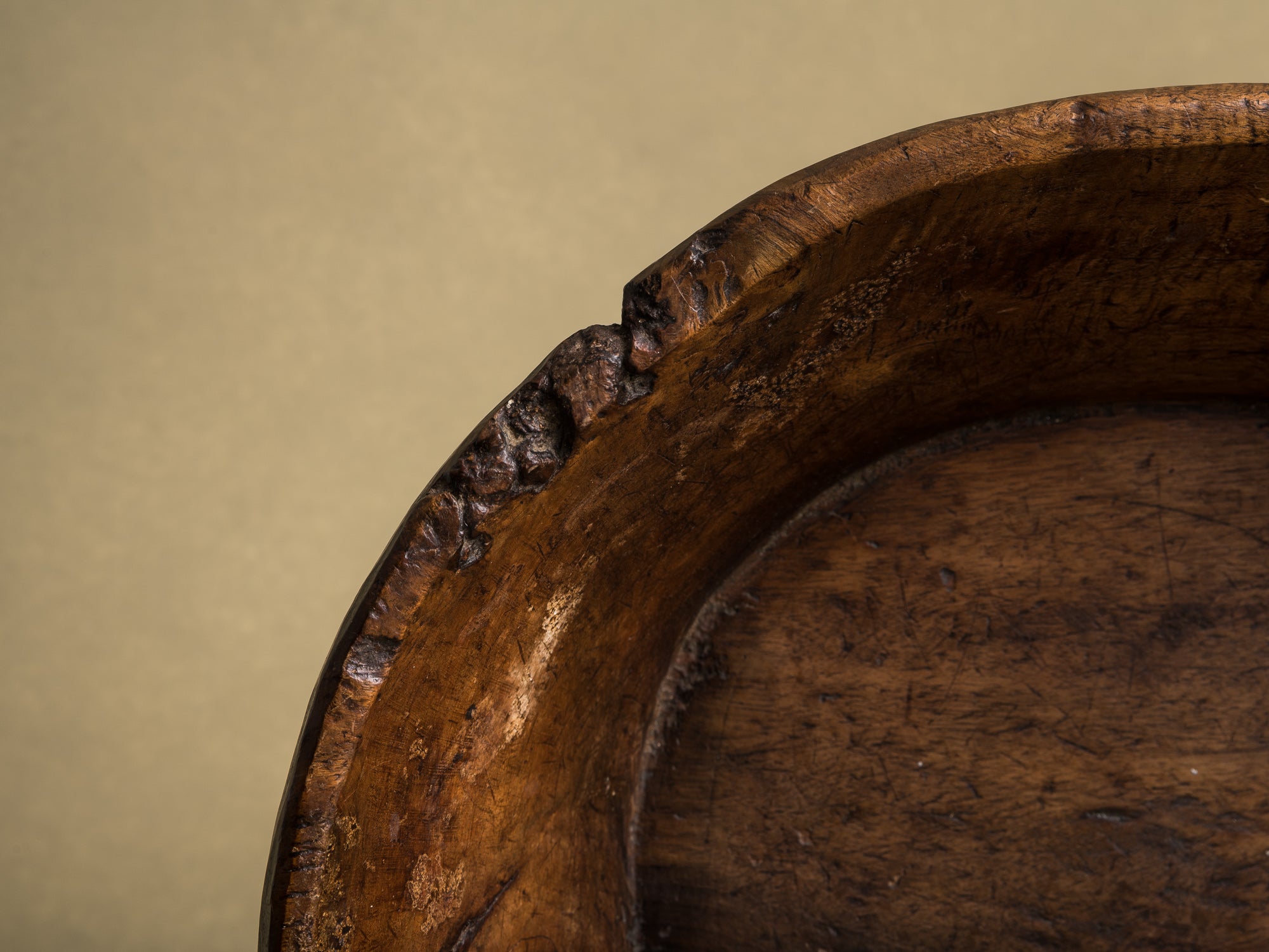 Coupe monoxyle auvergnate en noyer, art paysan, France (XIXe siècle)..circular carved Auvergne walnut wooden bowl, Peasant art, France (19th century)
