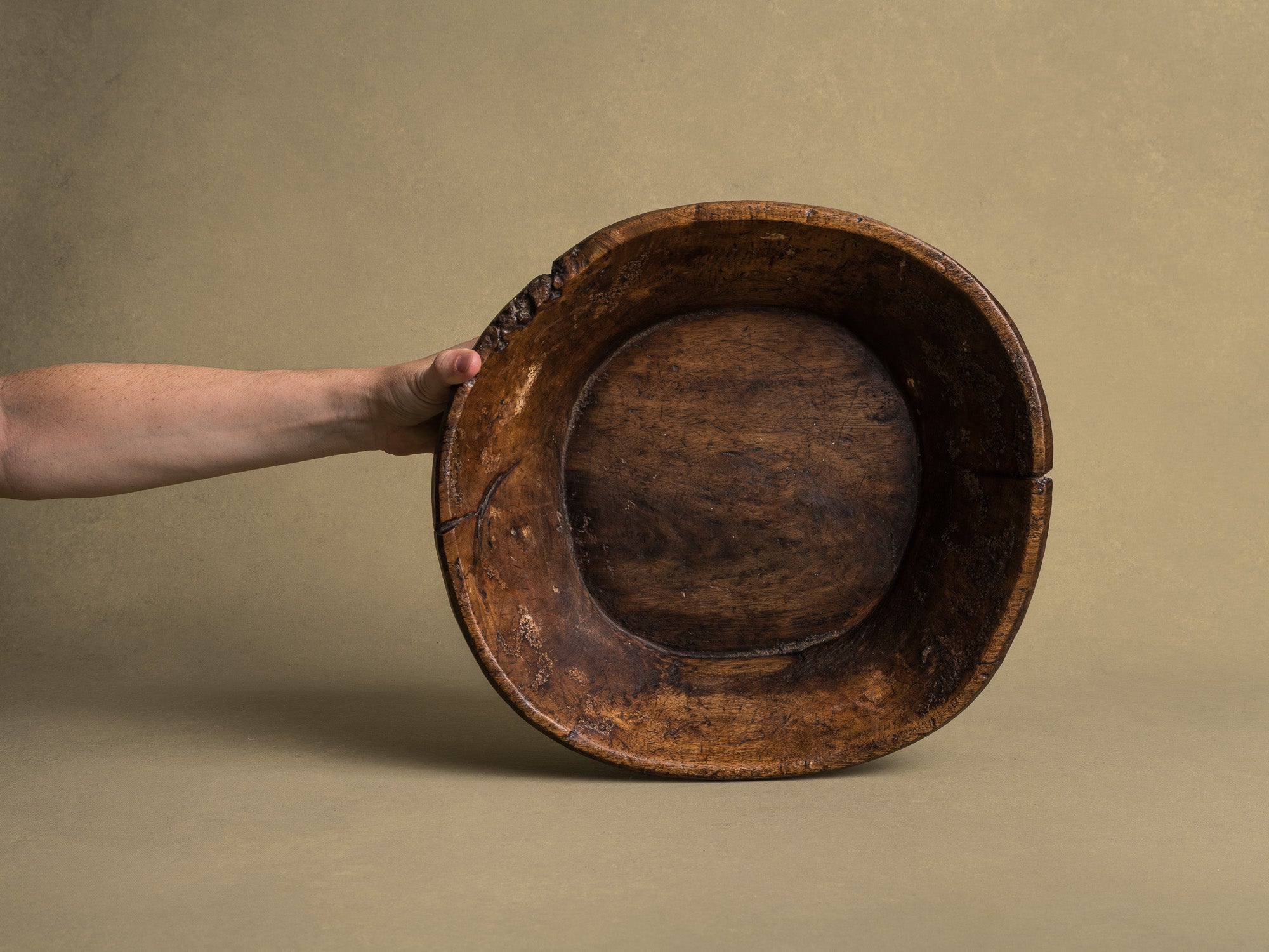 Coupe monoxyle auvergnate en noyer, art paysan, France (XIXe siècle)..circular carved Auvergne walnut wooden bowl, Peasant art, France (19th century)