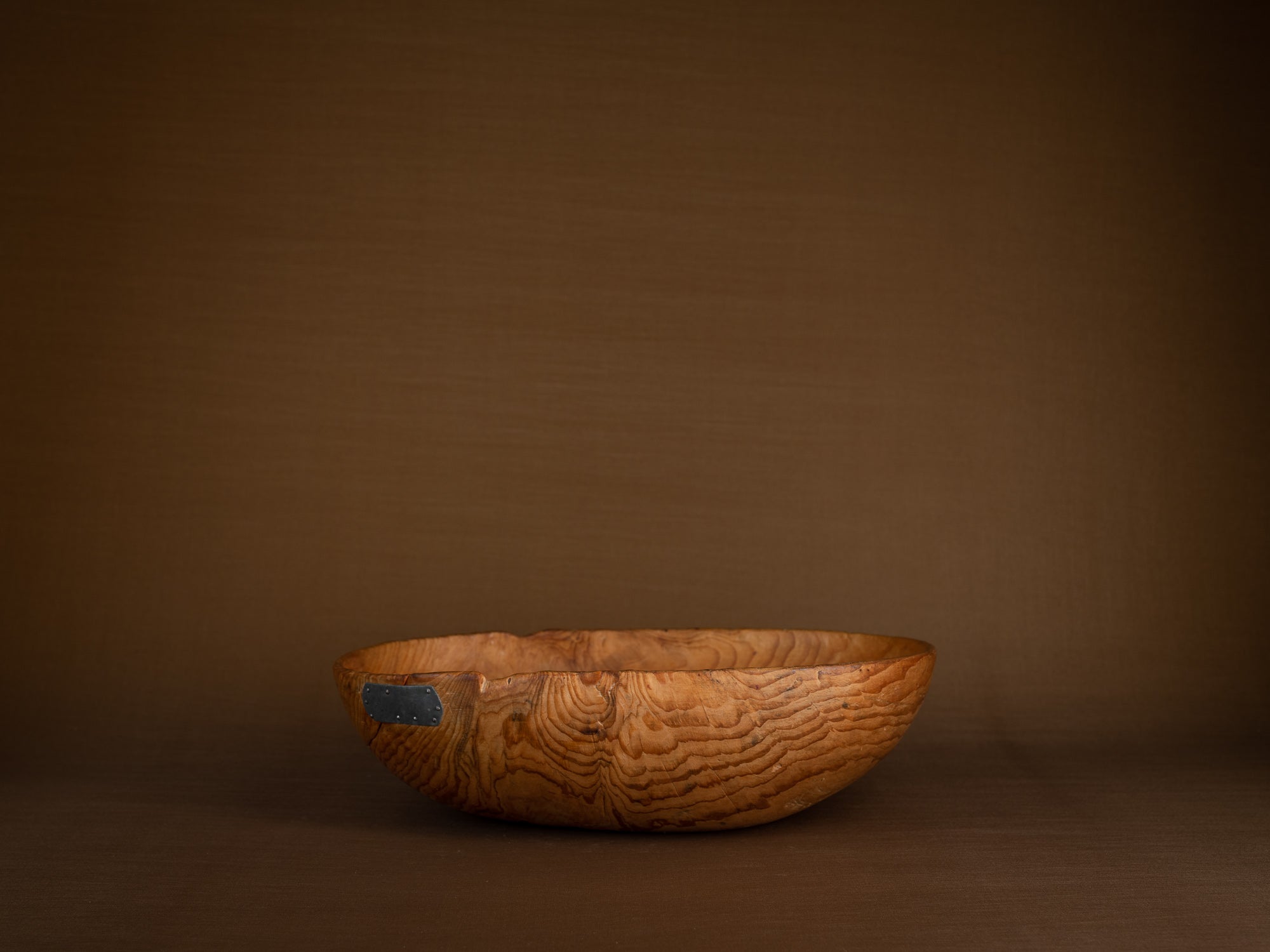 Large coupe paysanne monoxyle en pin, Suède (Fin du XIXe siècle)..Large peasant art pinewood bowl, Sweden (Late 19th century)