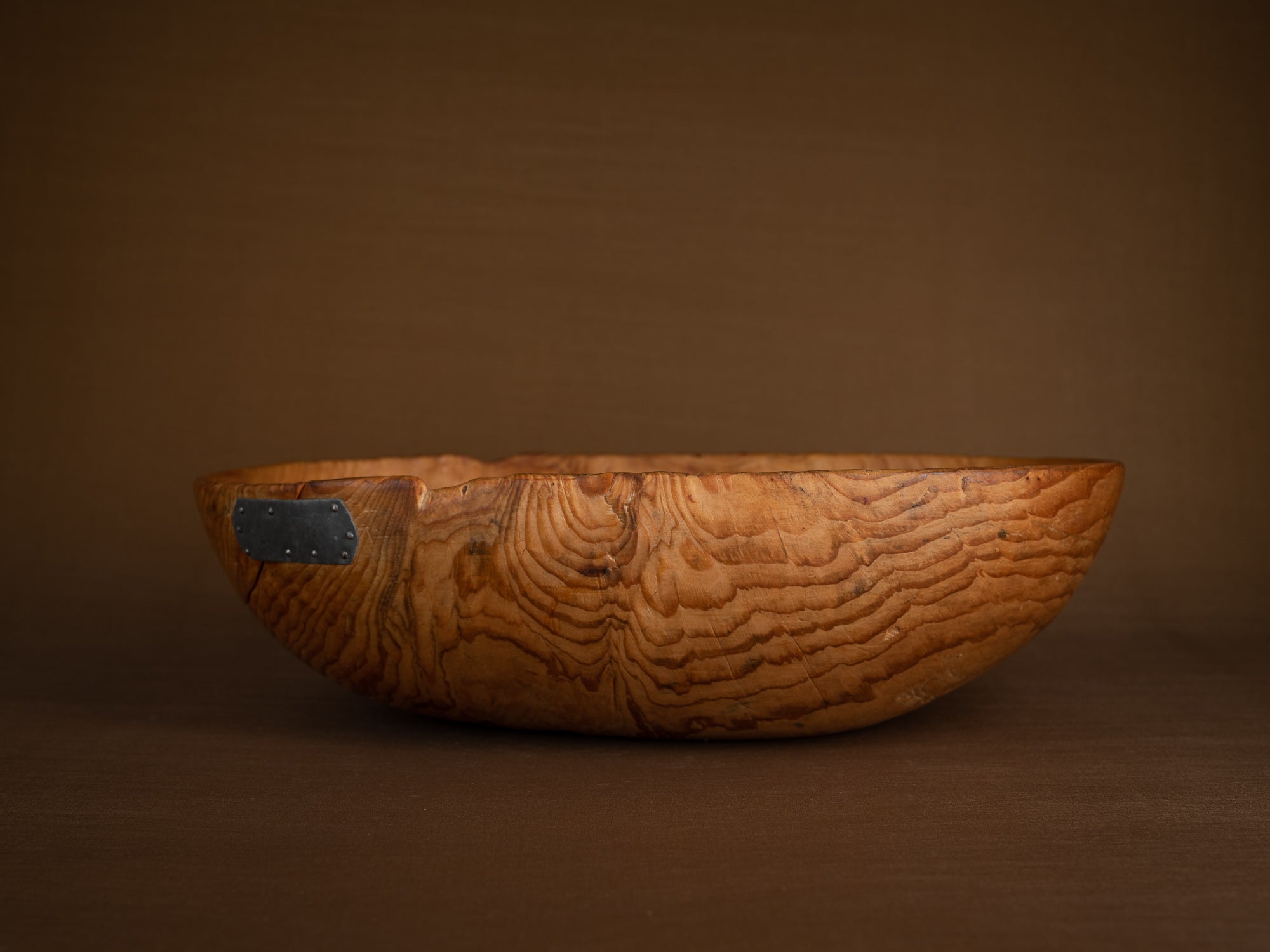 Large coupe paysanne monoxyle en pin, Suède (Fin du XIXe siècle)..Large peasant art pinewood bowl, Sweden (Late 19th century)