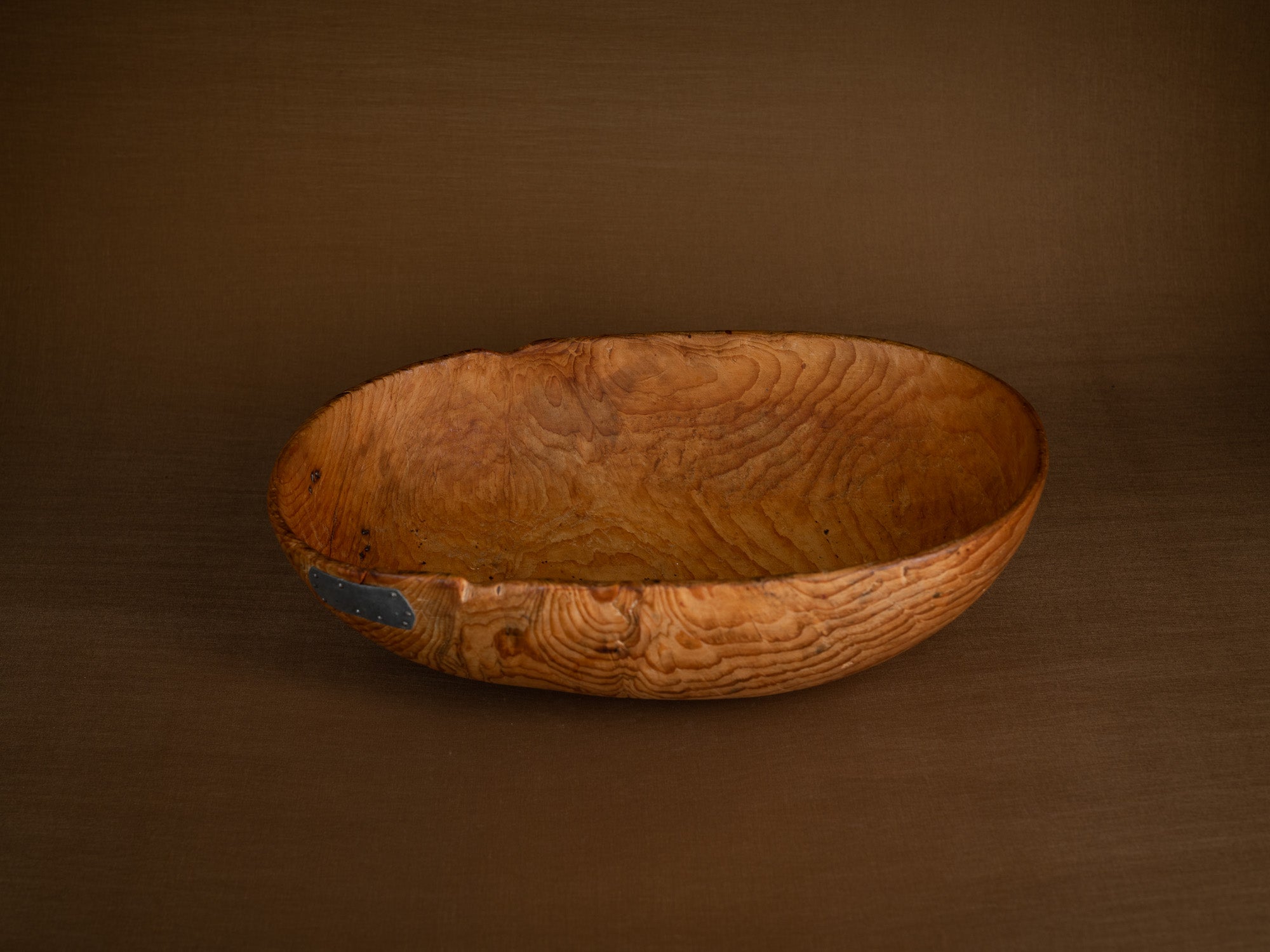 Large coupe paysanne monoxyle en pin, Suède (Fin du XIXe siècle)..Large peasant art pinewood bowl, Sweden (Late 19th century)