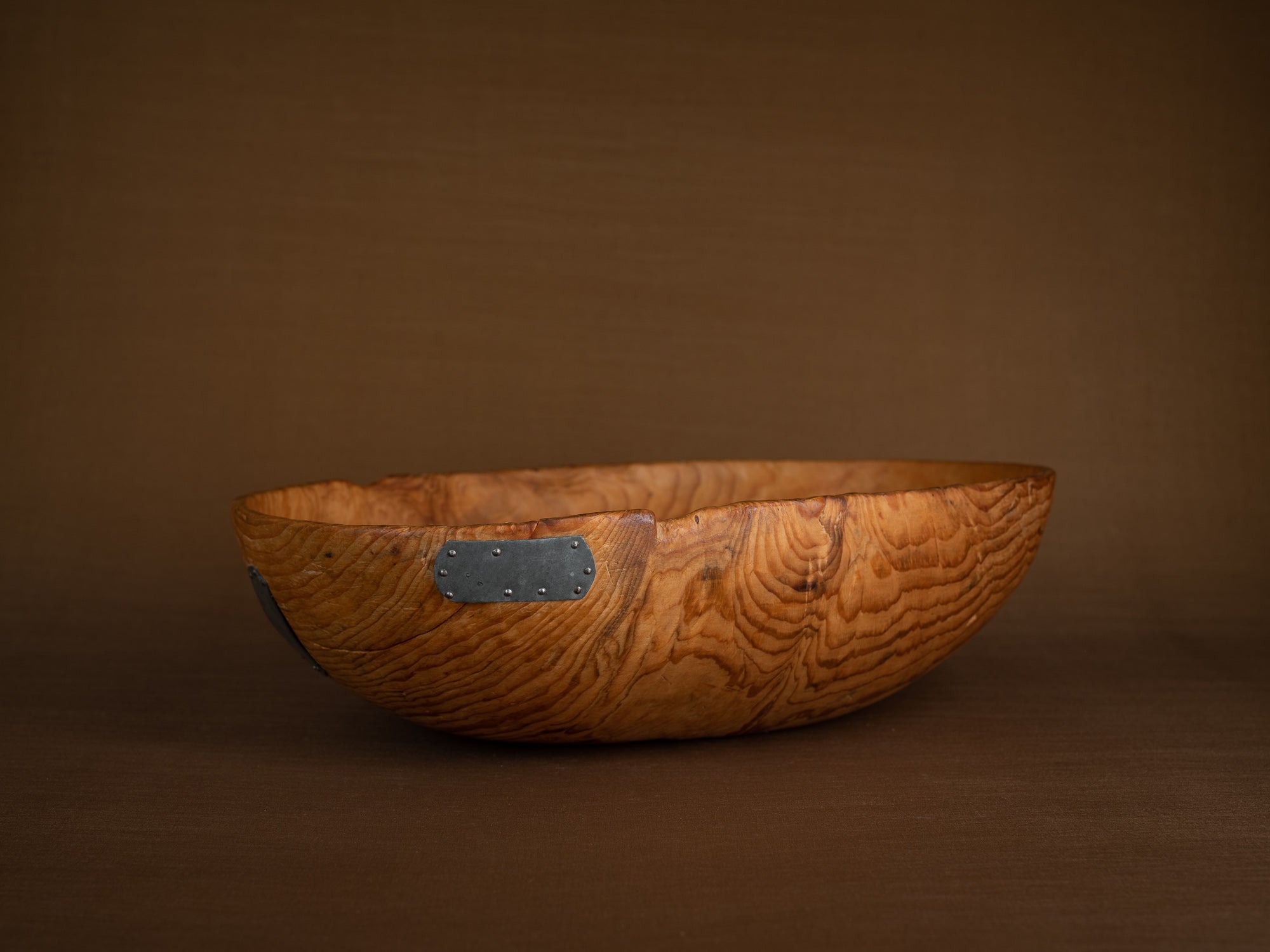 Large coupe paysanne monoxyle en pin, Suède (Fin du XIXe siècle)..Large peasant art pinewood bowl, Sweden (Late 19th century)