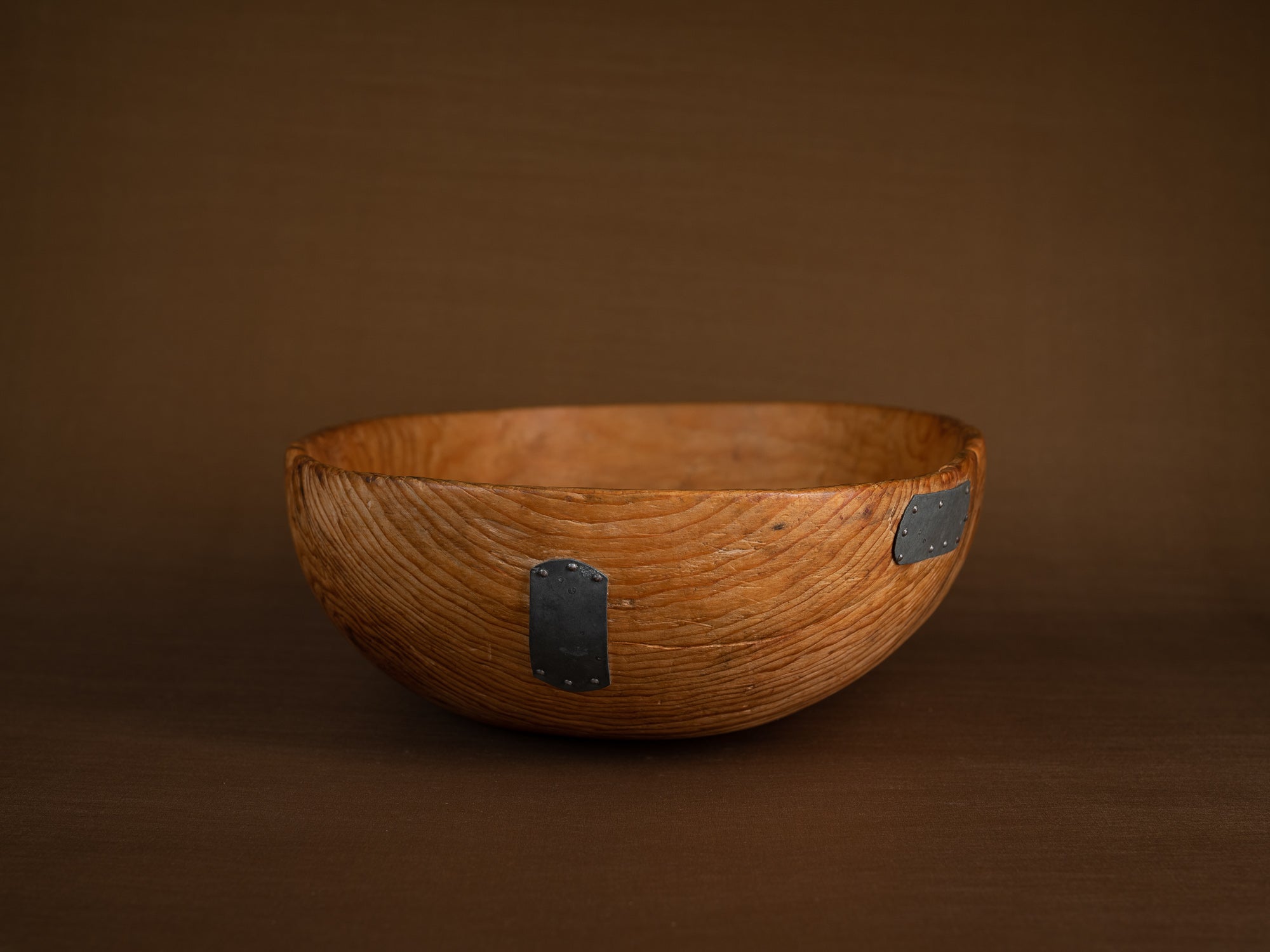 Large coupe paysanne monoxyle en pin, Suède (Fin du XIXe siècle)..Large peasant art pinewood bowl, Sweden (Late 19th century)