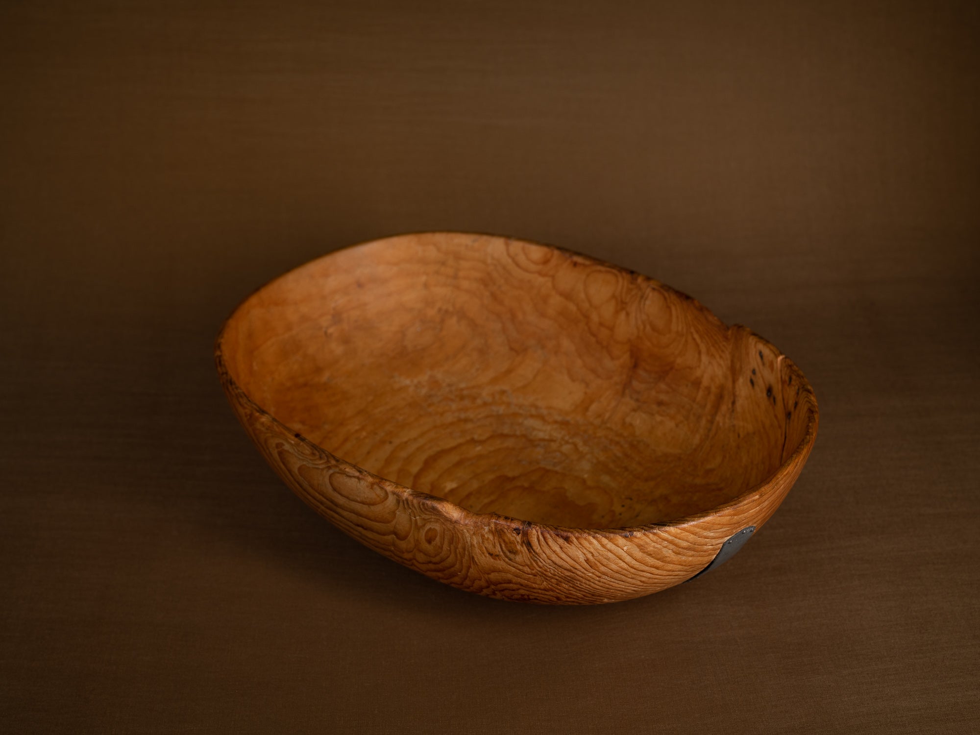 Large coupe paysanne monoxyle en pin, Suède (Fin du XIXe siècle)..Large peasant art pinewood bowl, Sweden (Late 19th century)