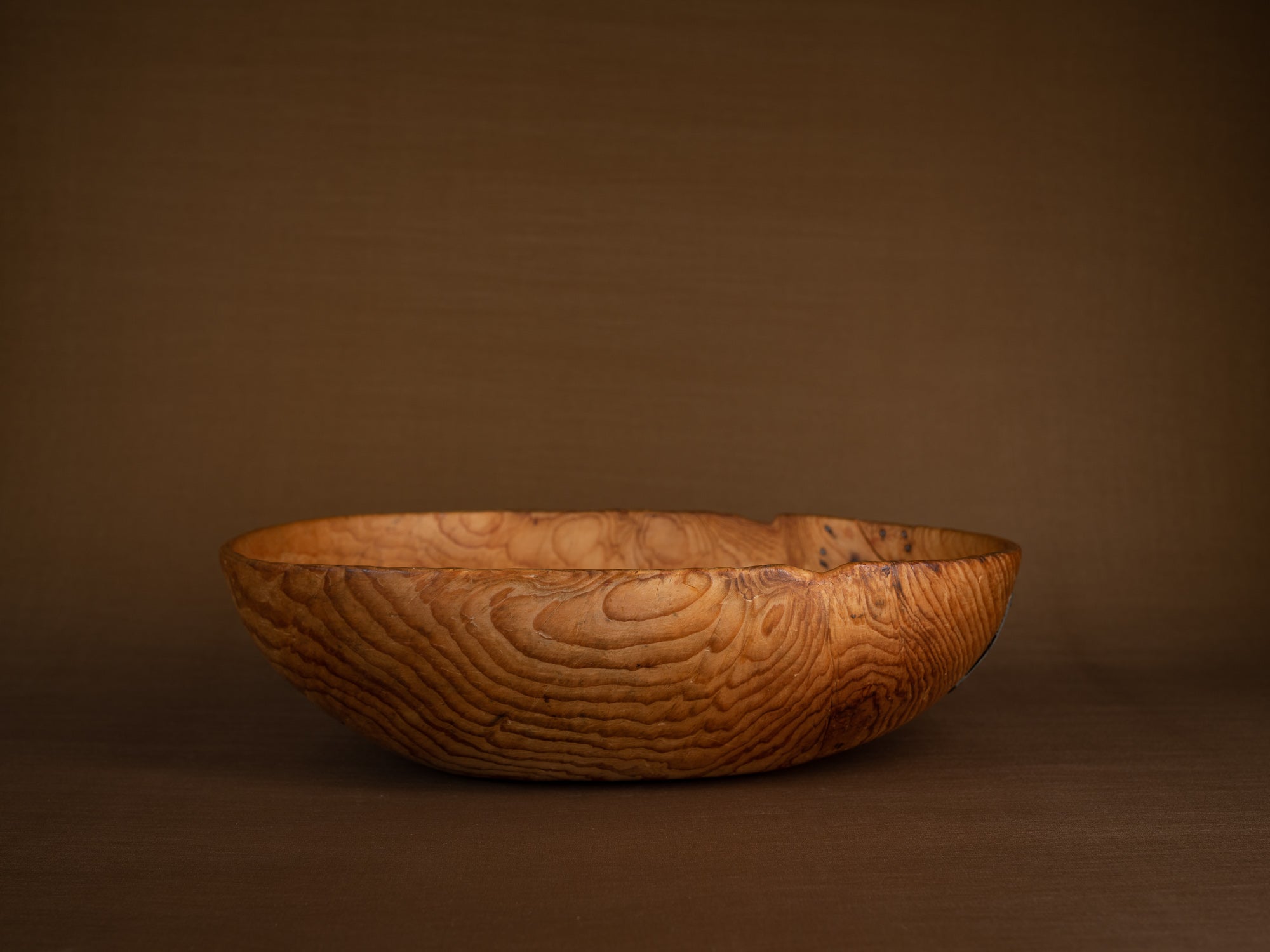 Large coupe paysanne monoxyle en pin, Suède (Fin du XIXe siècle)..Large peasant art pinewood bowl, Sweden (Late 19th century)