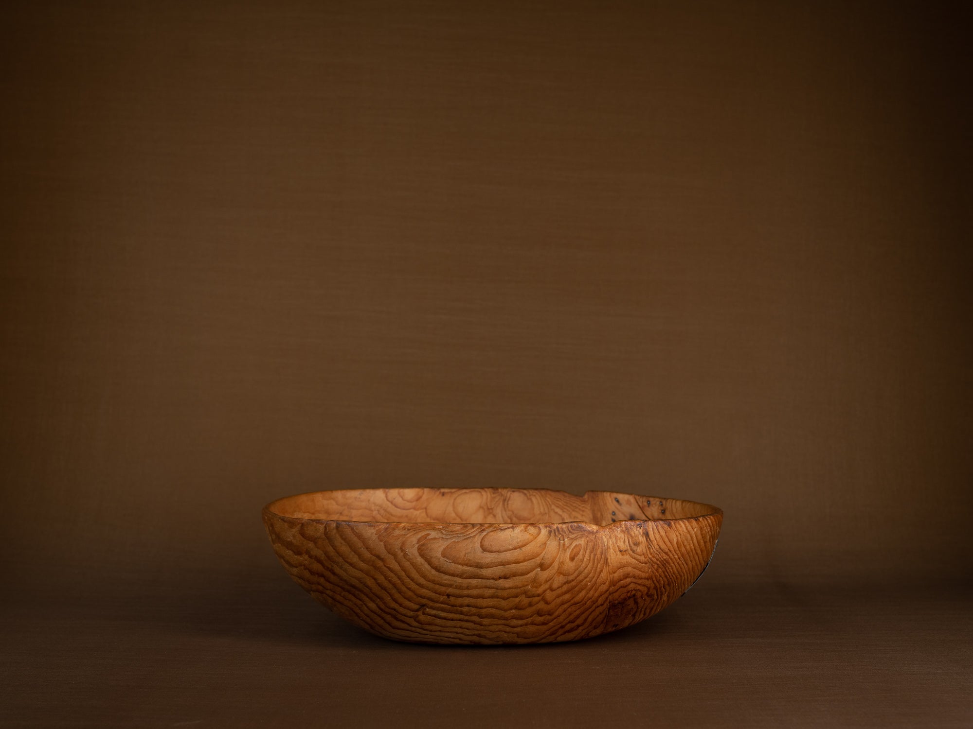 Large coupe paysanne monoxyle en pin, Suède (Fin du XIXe siècle)..Large peasant art pinewood bowl, Sweden (Late 19th century)